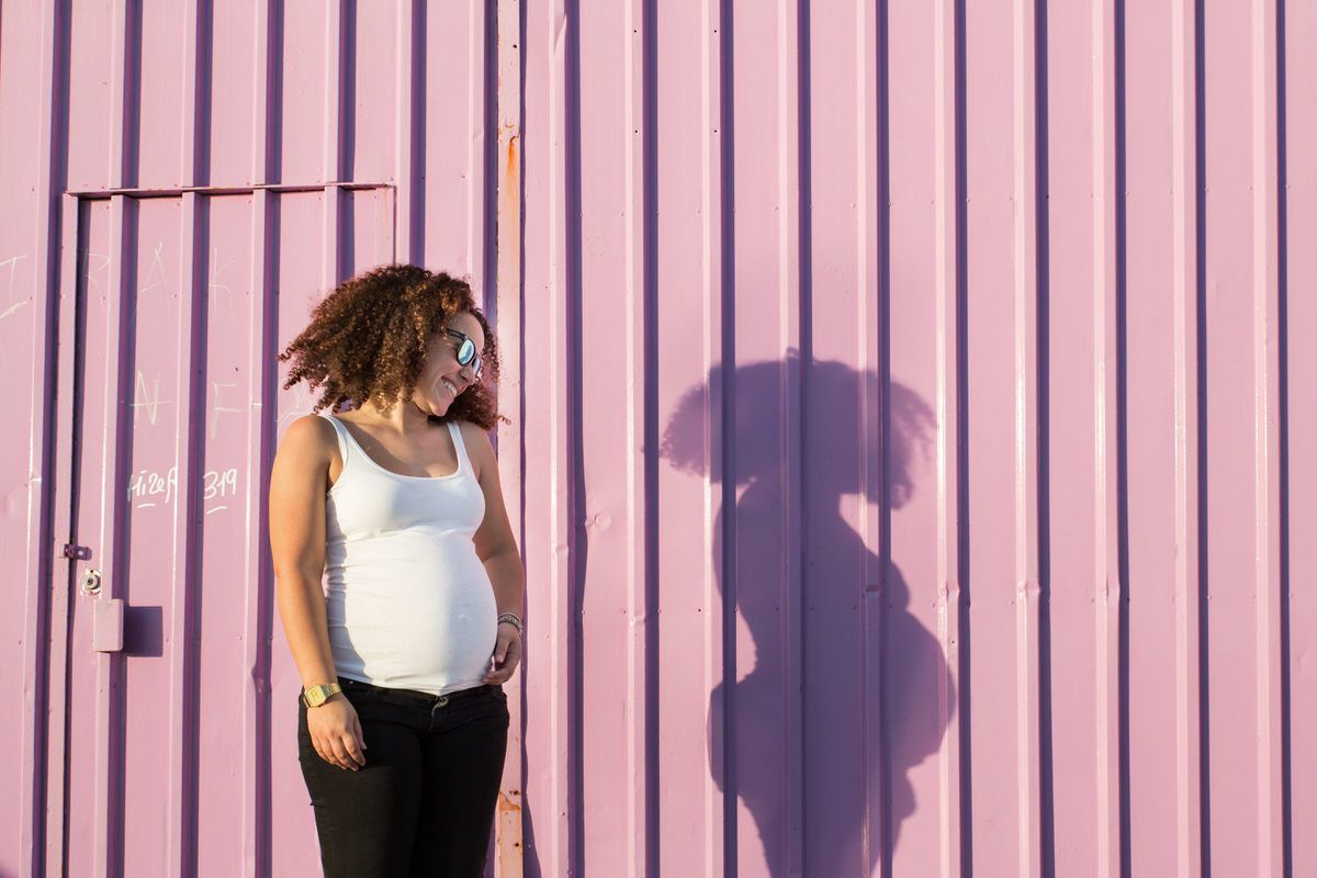 Sessão fotográfica de gravidez - fotografias profissionais de grávida em Lisboa - brincar com as sombras