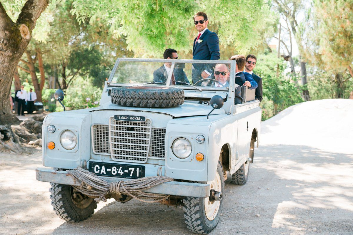 Reportagem de casamento na Herdade da Agolada de Cima - noivo e padrinhos num Range Rover