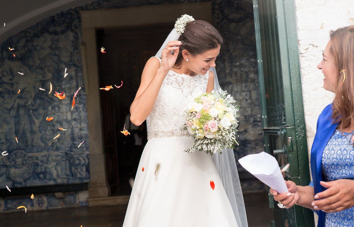Reportagem de casamento na Quinta da Serra em Sintra - saída da igreja