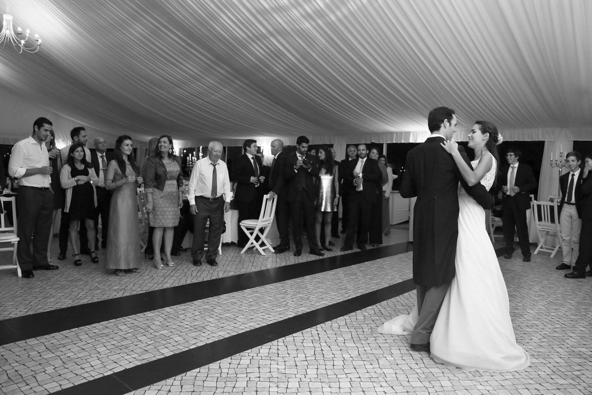Reportagem de casamento na Quinta da Serra em Sintra - primeira dança dos noivos