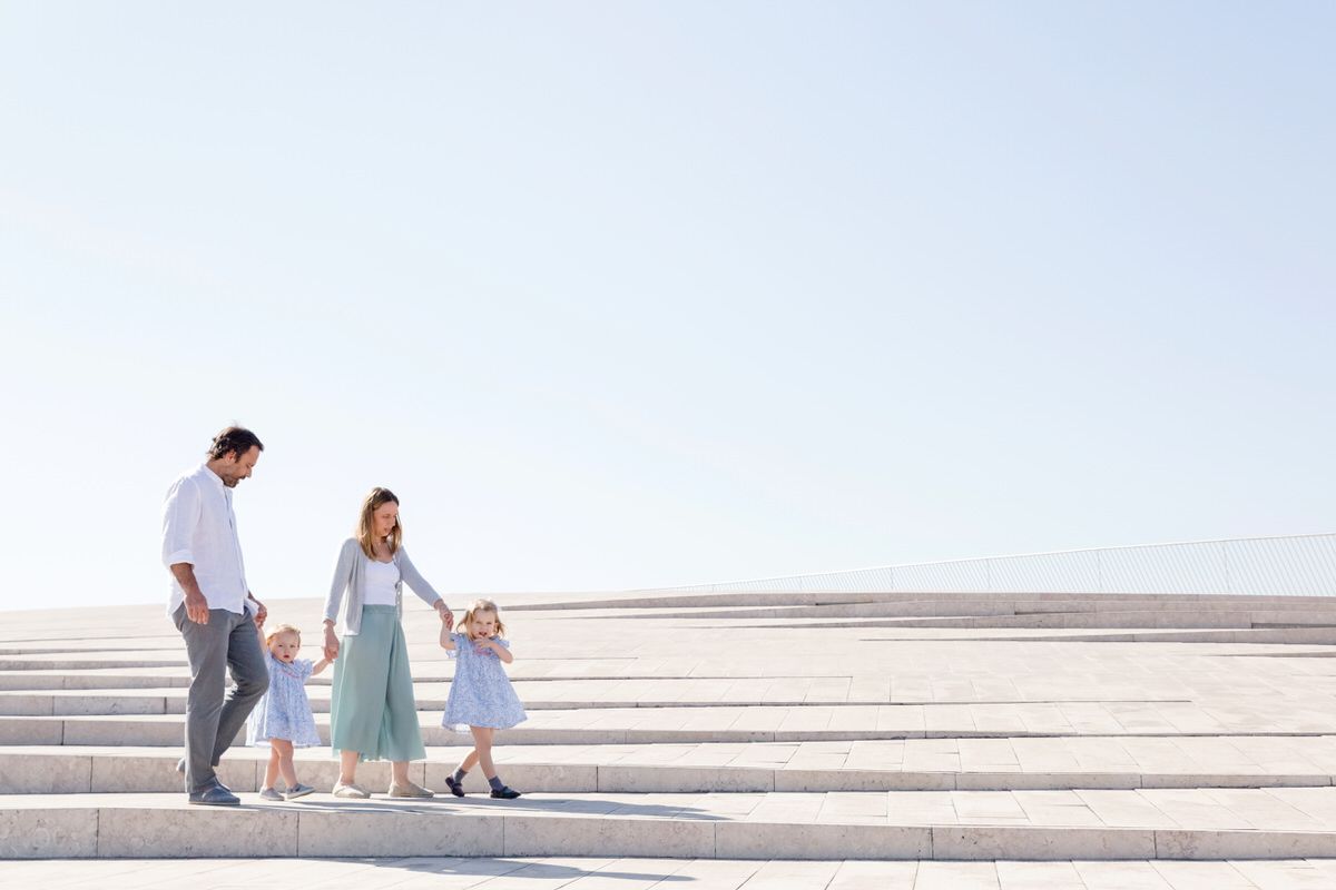 Sessão fotográfica de família junto ao Maat em Lisboa