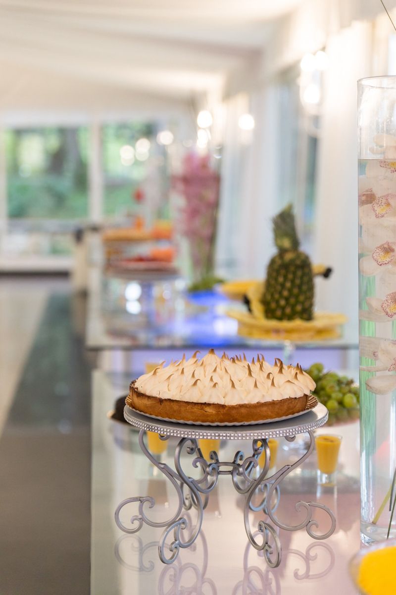 Reportagem de casamento na Quinta da Serra em Sintra - detalhes da mesa de doces