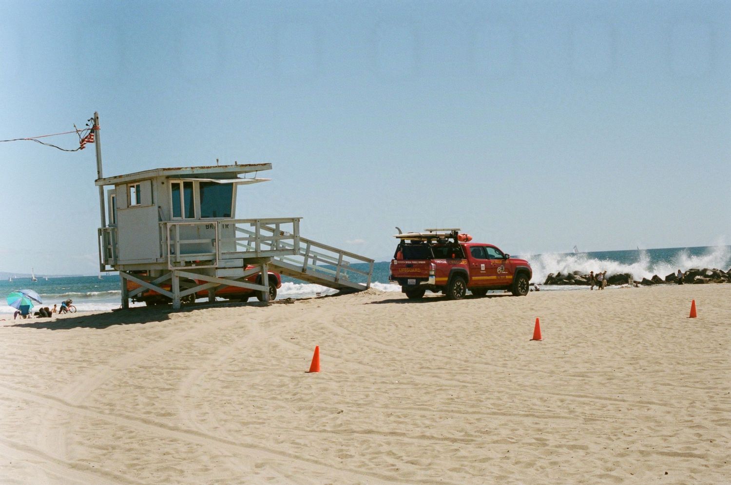 Landscape photo of a lifeguard booth on Venice Beach.

35mm film photo
© snapnon 2026