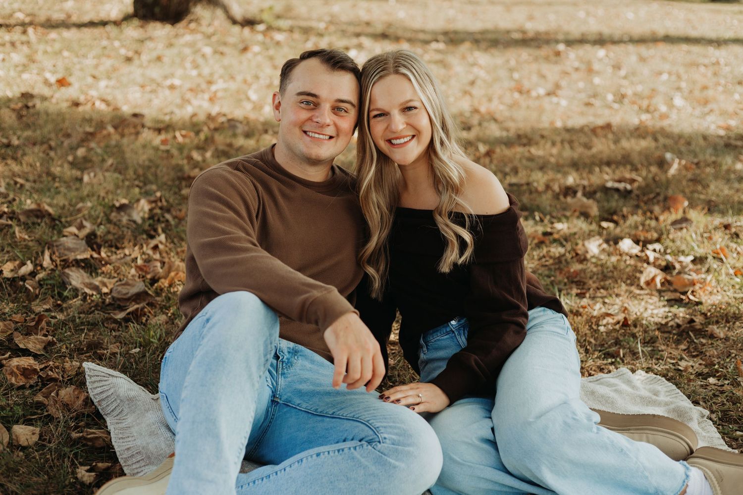 Couples and engagement photos in Kansas City – romantic, candid portraits by a local engagement photographer with golden hour light.