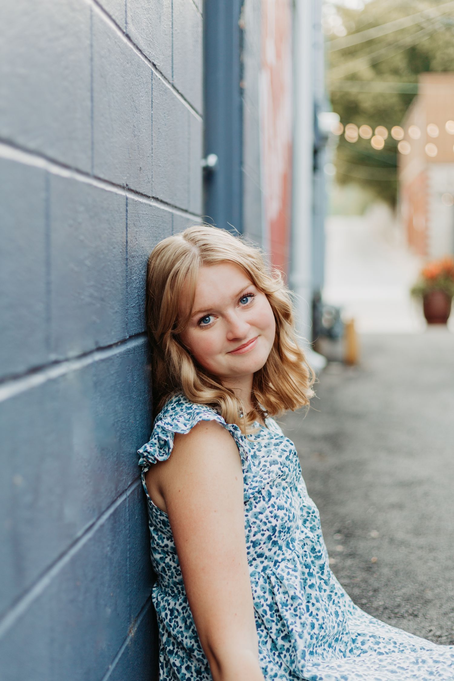 Senior photos in the Kansas City metro by a local senior photographer – modern outdoor portraits with authentic, natural poses.