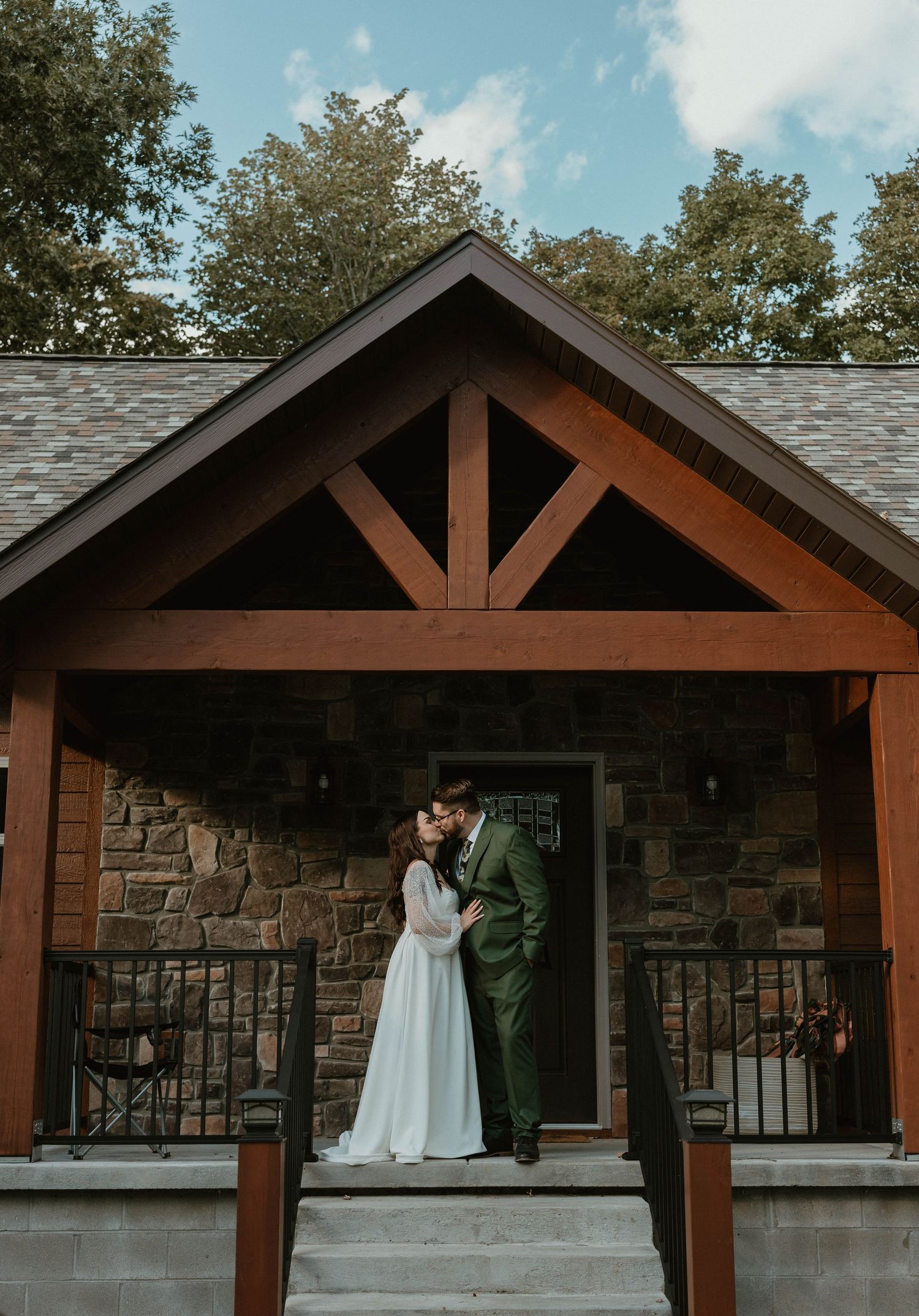 Bring your Family and Friends to Enjoy “Above The Fog “  Cabin. If it is a View you are looking for, look no further !! Enjoy sitting on the back deck with a Panoramic 35 Mile View. The Cabin sits on the edge of the Arkansas Grand Canyon. The views are Breathtaking and Peaceful.