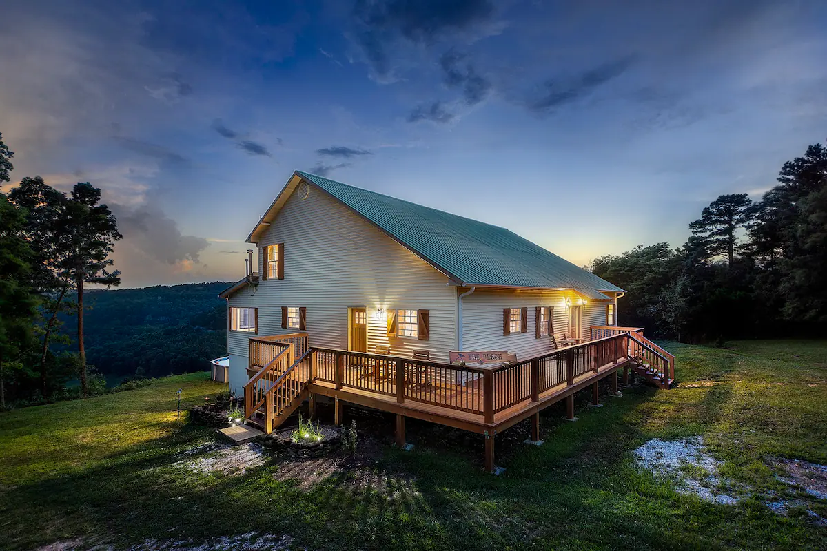 This spacious cabin sleeps 16+ and has beautiful views of Horseshoe Canyon Ranch below.