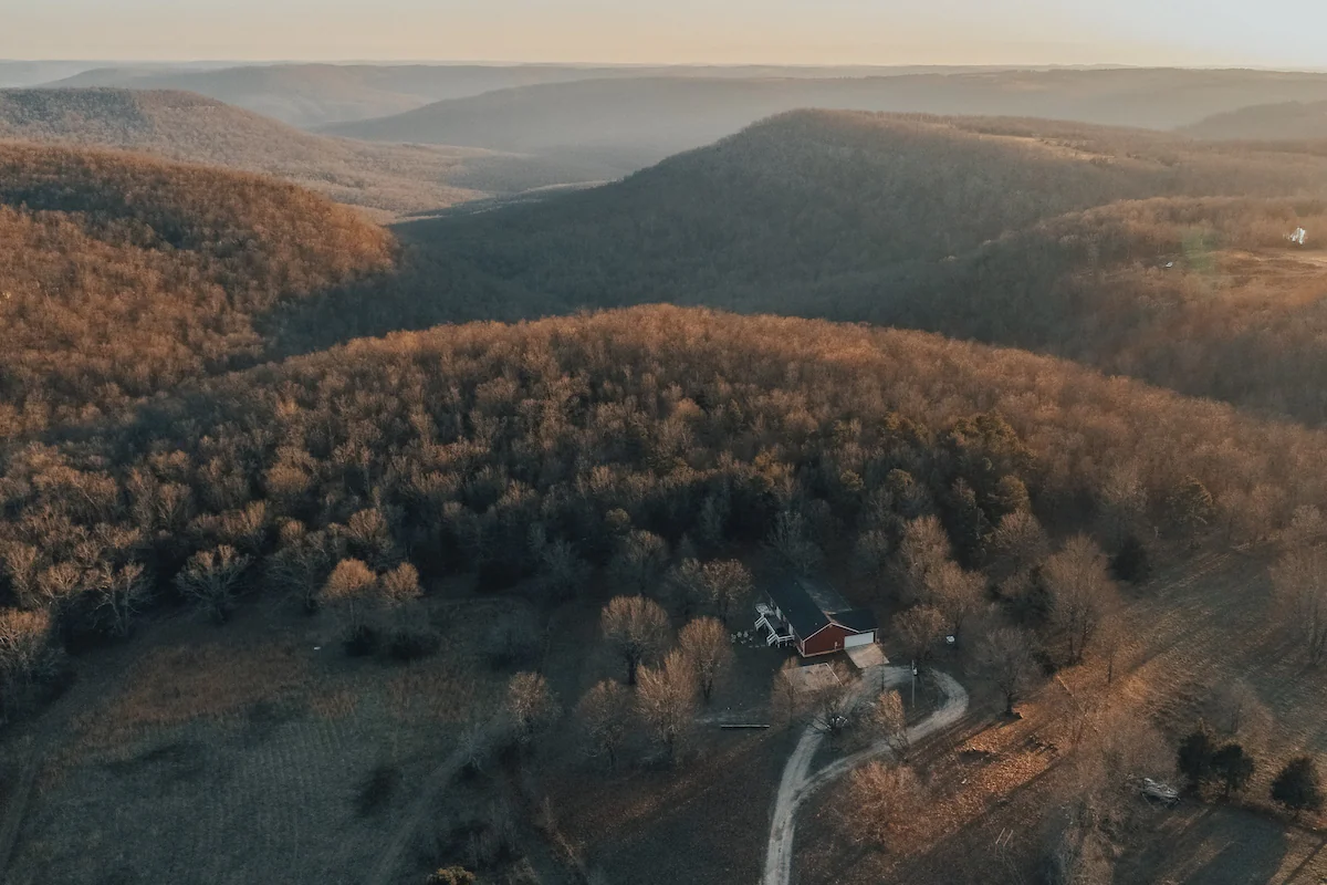 This property is owned by my fiancé and is only 7 minutes away from our other cabin, The Arkansas A-Frame! 4 bedrooms sleep 10 guests with plenty of room to host.