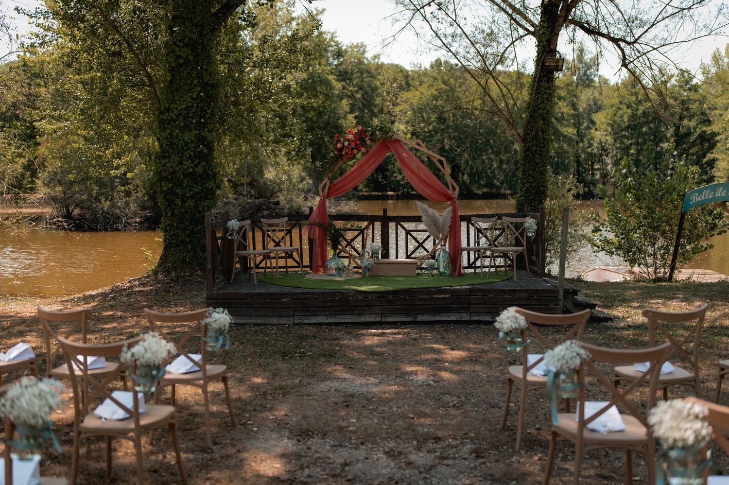 Cérémonie de mariage au bord du lac du Domaine de Manon à Fréjairolles