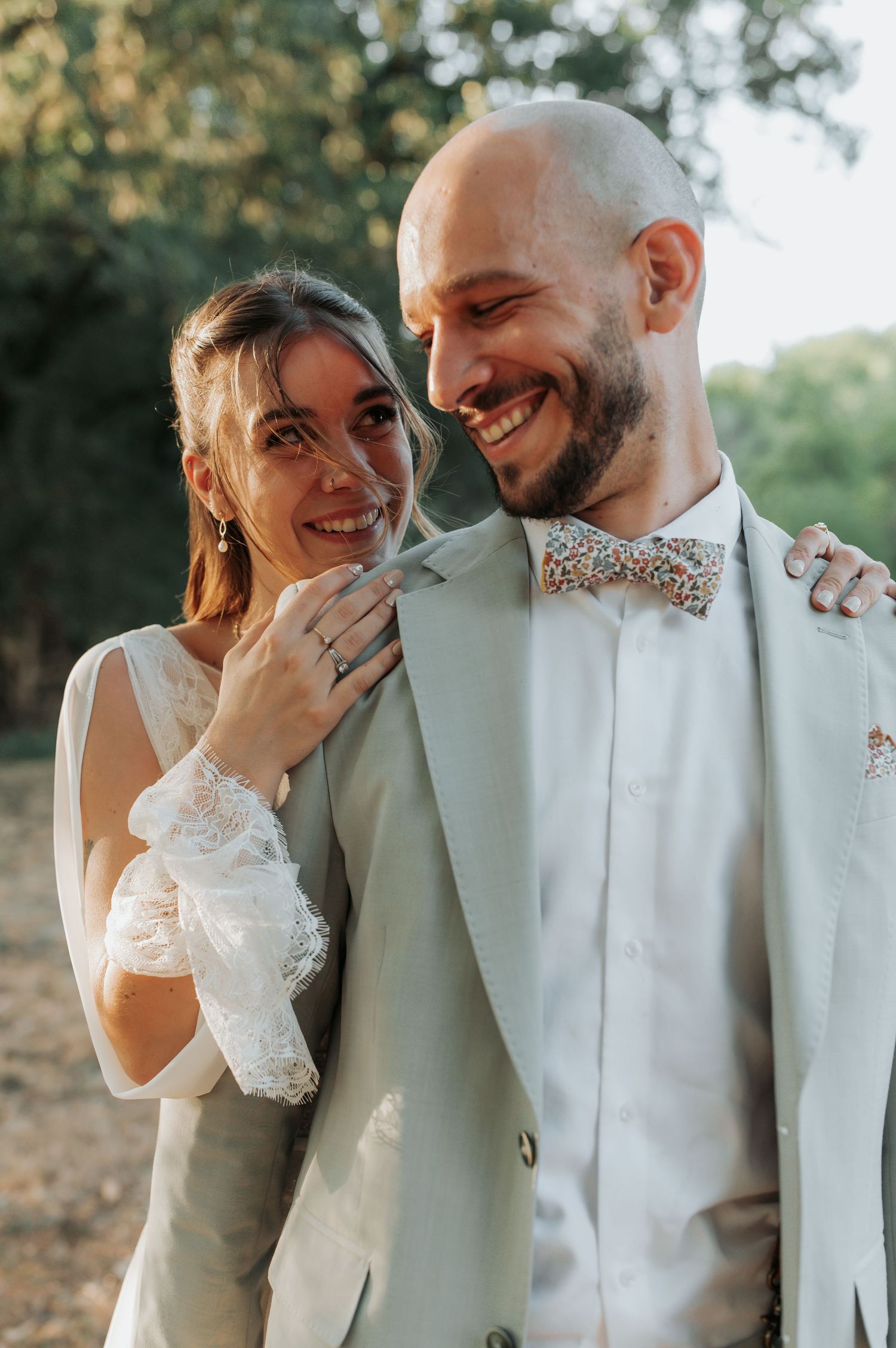 Amandine et Nicolas pendant leurs photos de couple au Domaine de Manon
