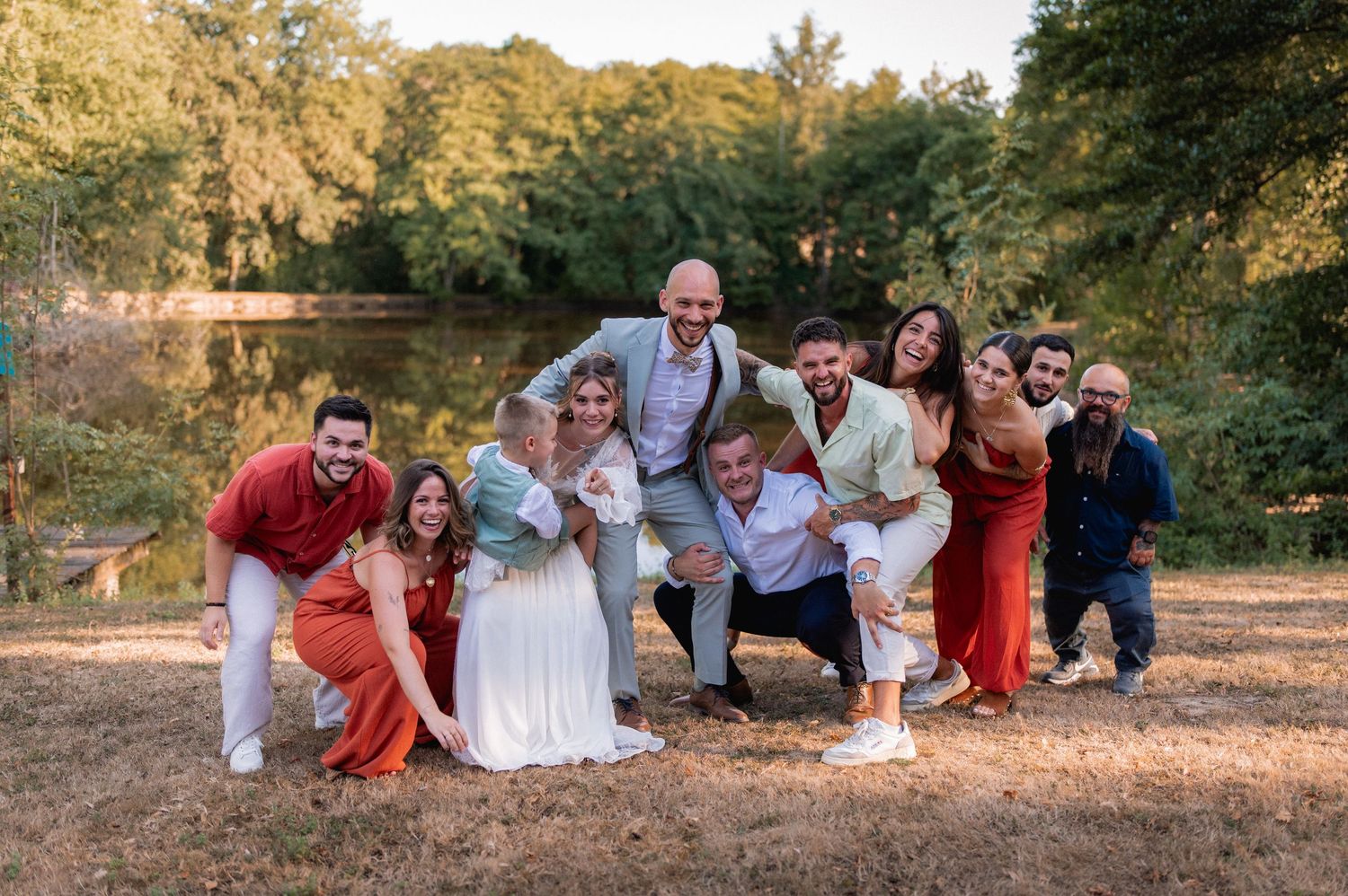 Photos de groupe pendant un mariage au Domaine de Manon près d’Albi