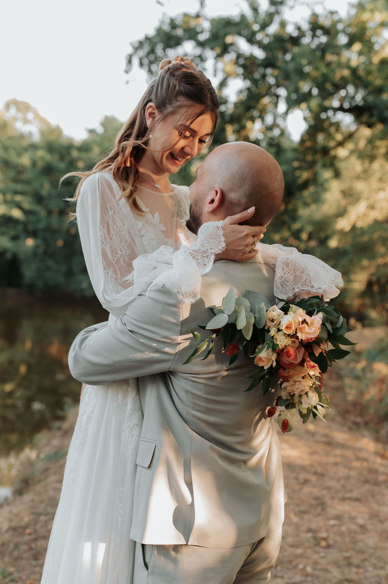 Amandine et Nicolas pendant leurs photos de couple au Domaine de Manon