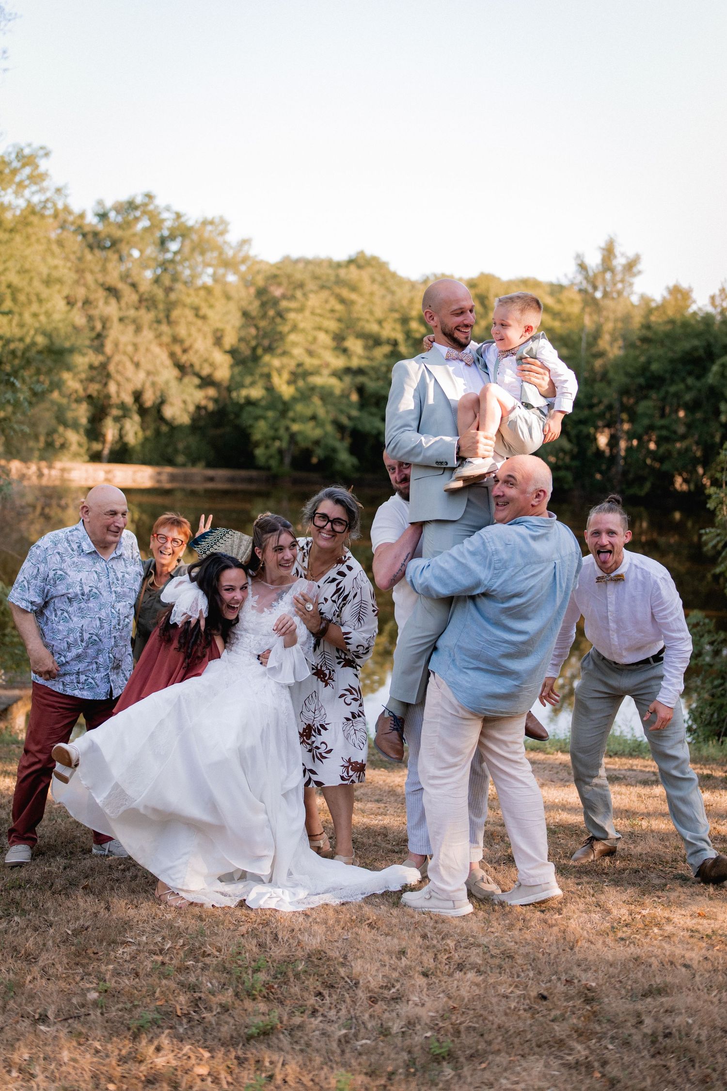 Photos de groupe pendant un mariage au Domaine de Manon près d’Albi