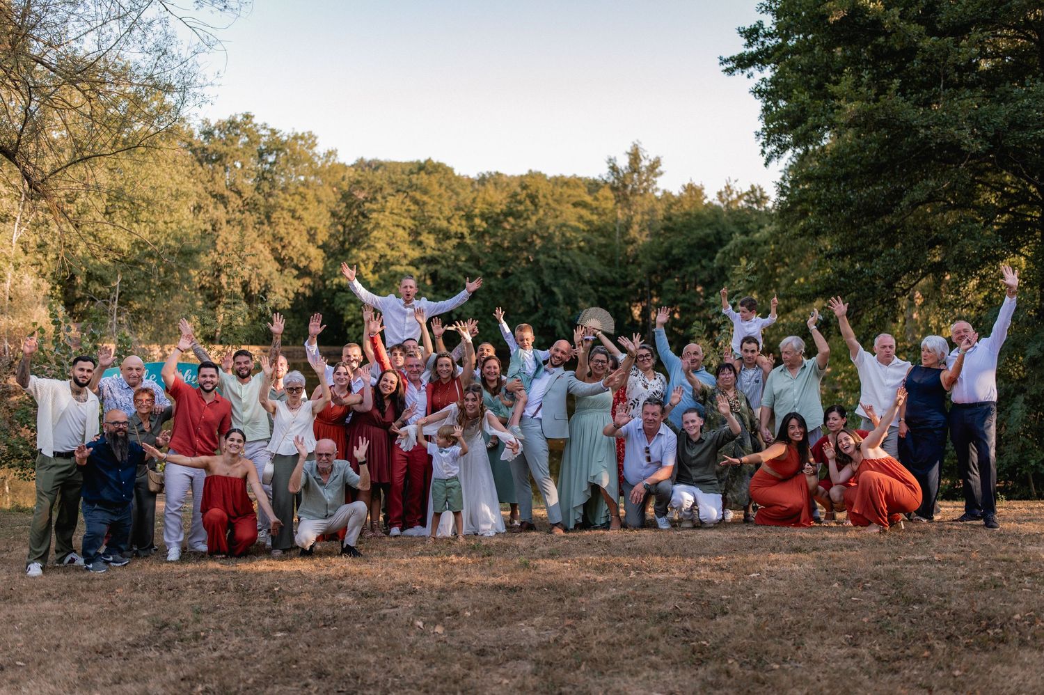 Photos de groupe pendant un mariage au Domaine de Manon près d’Albi