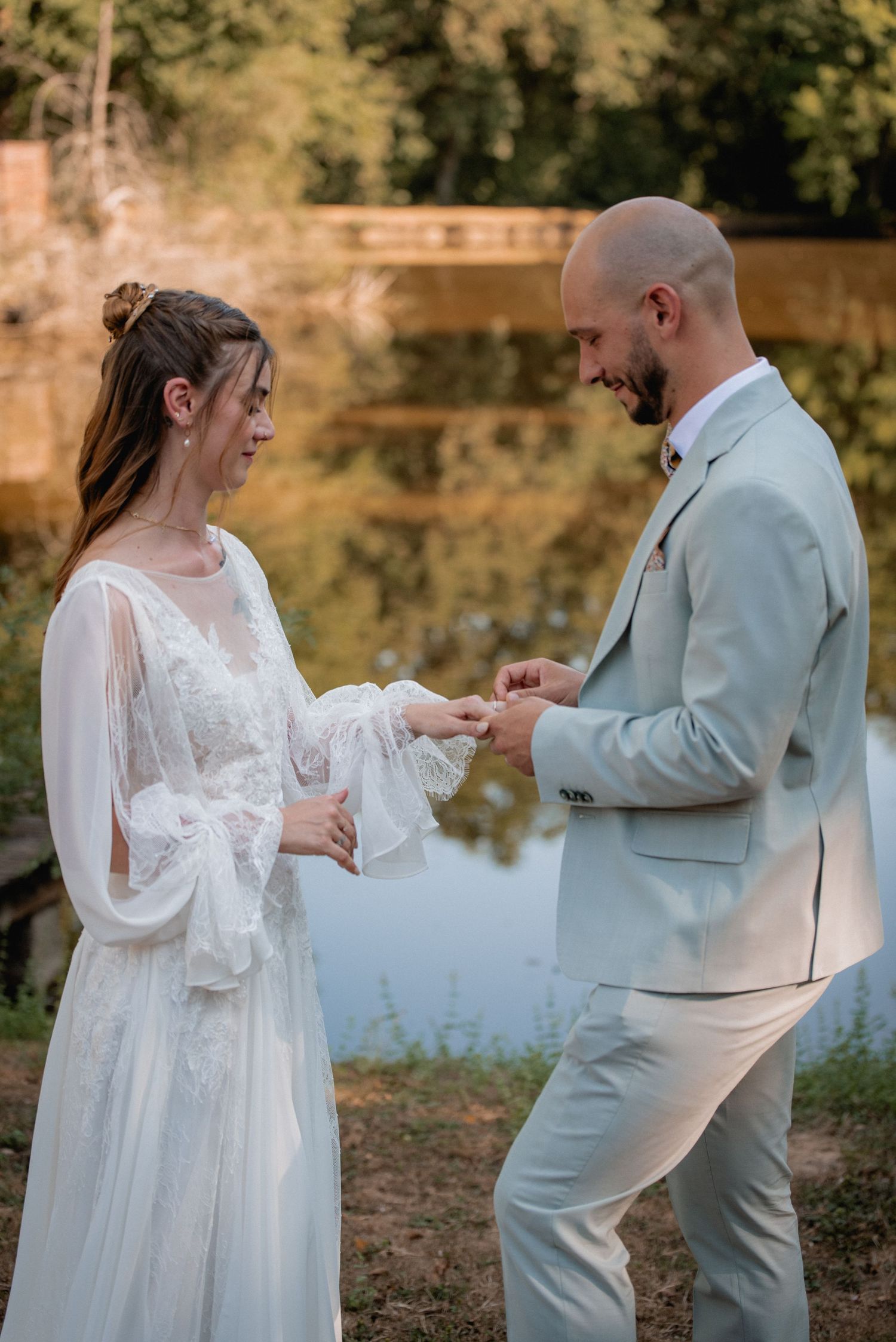 Cérémonie de mariage au bord du lac du Domaine de Manon à Fréjairolles