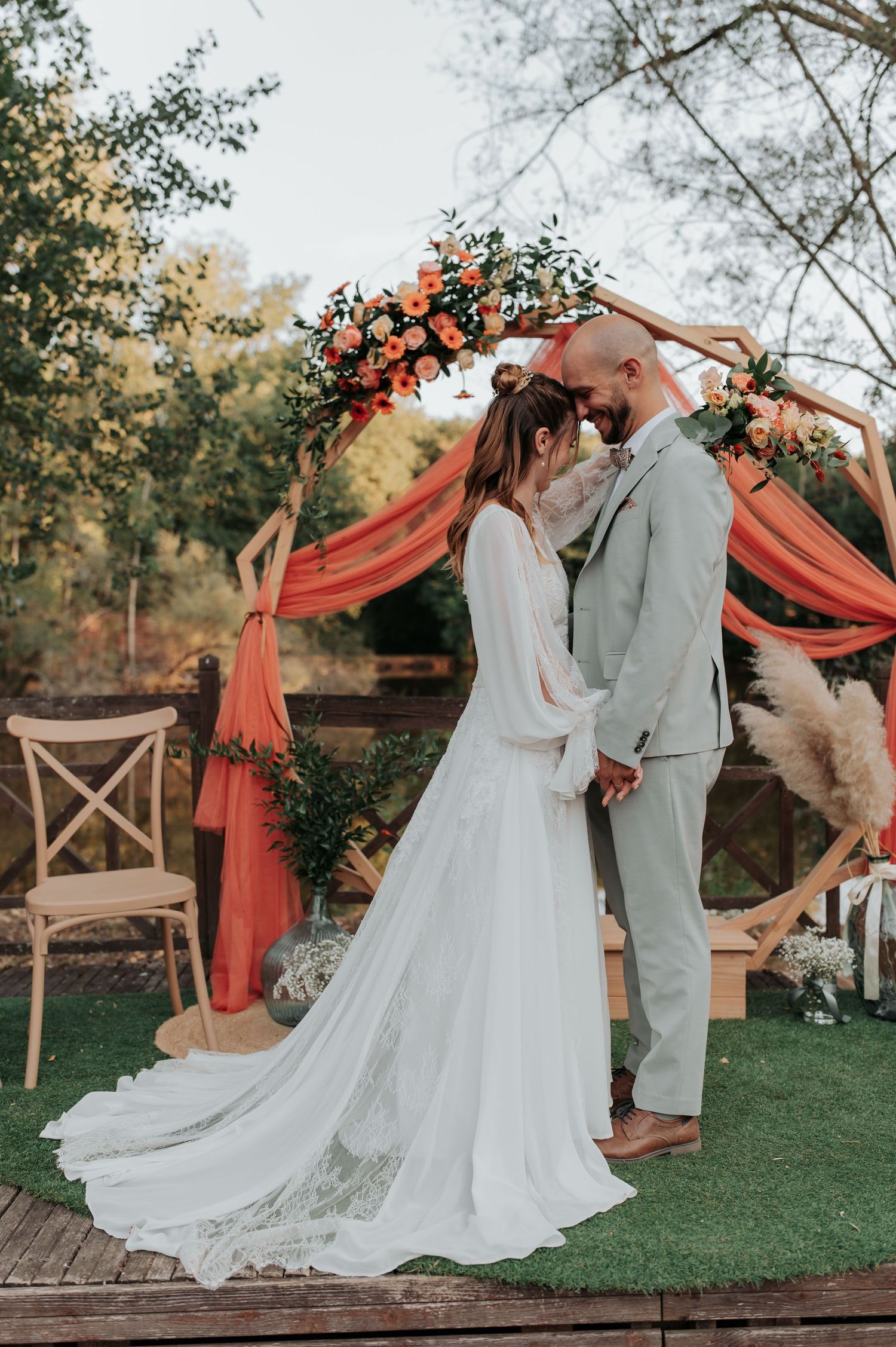 Cérémonie de mariage au bord du lac du Domaine de Manon à Fréjairolles