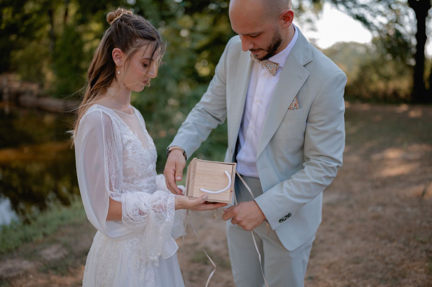 Cérémonie de mariage au bord du lac du Domaine de Manon à Fréjairolles