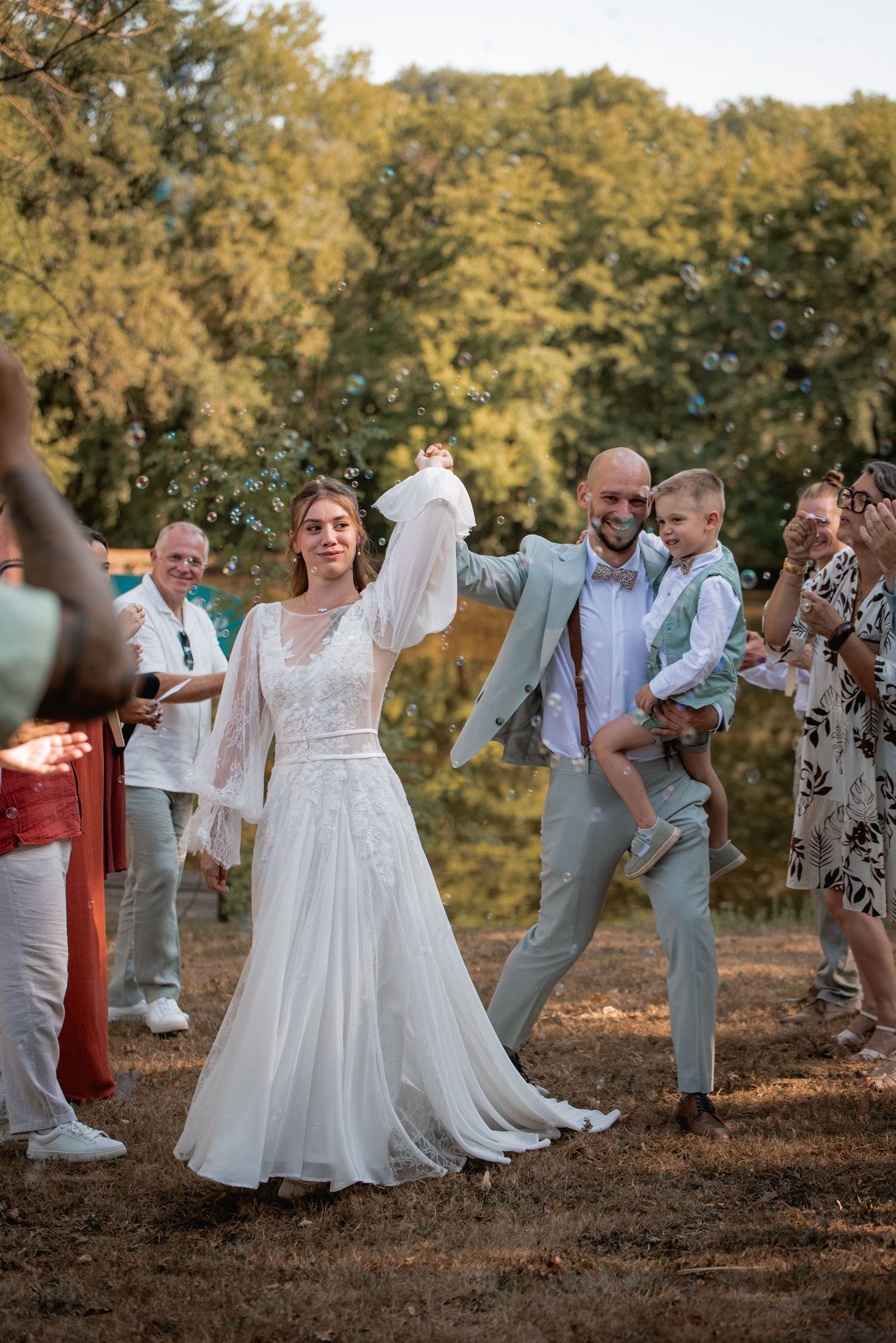 Cérémonie de mariage au bord du lac du Domaine de Manon à Fréjairolles
