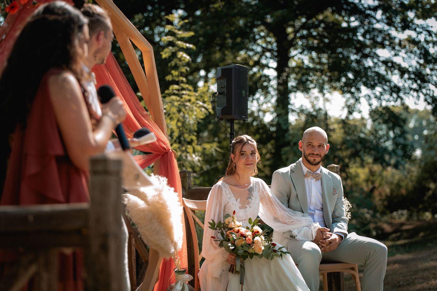 Cérémonie de mariage au bord du lac du Domaine de Manon à Fréjairolles