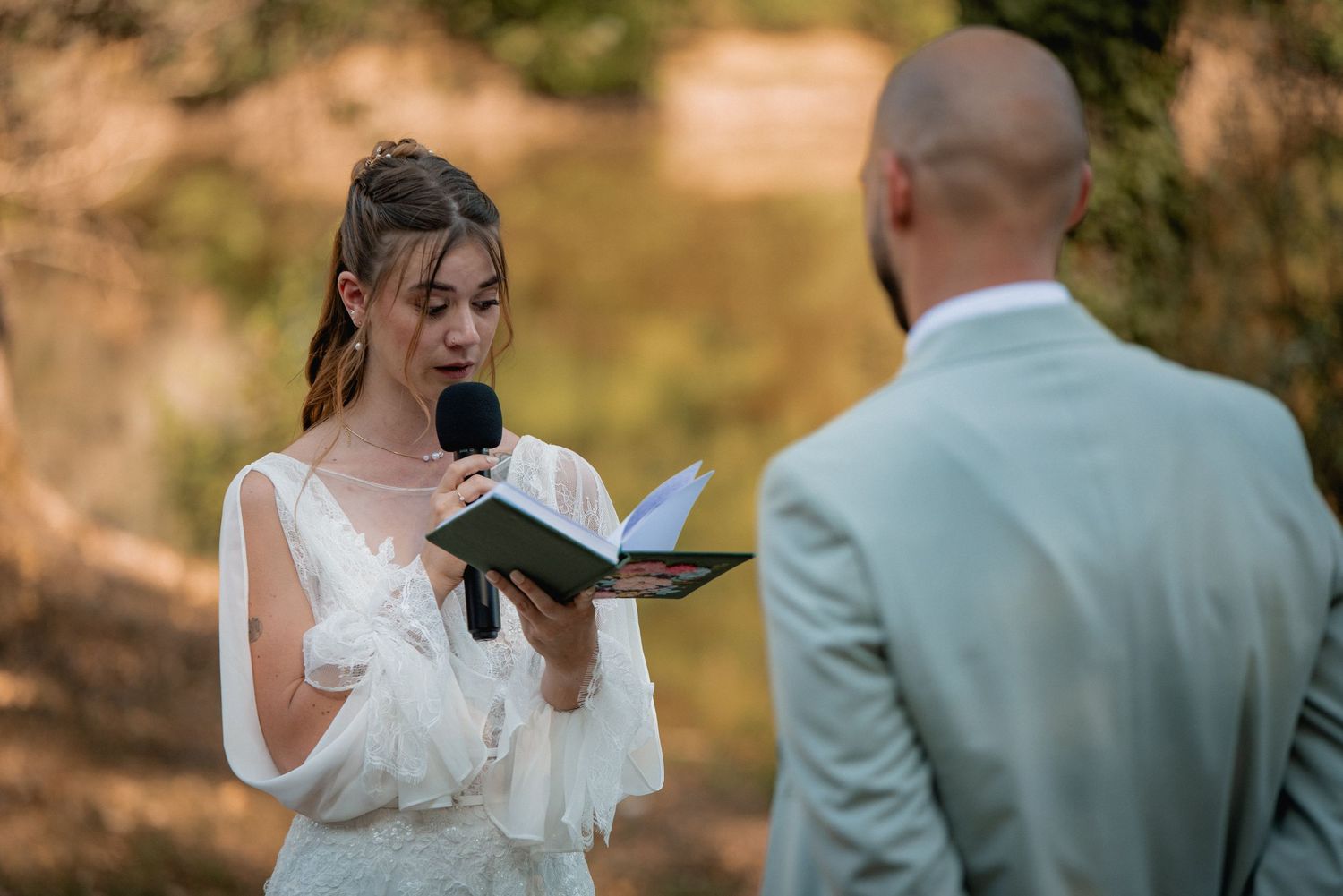 Cérémonie de mariage au bord du lac du Domaine de Manon à Fréjairolles