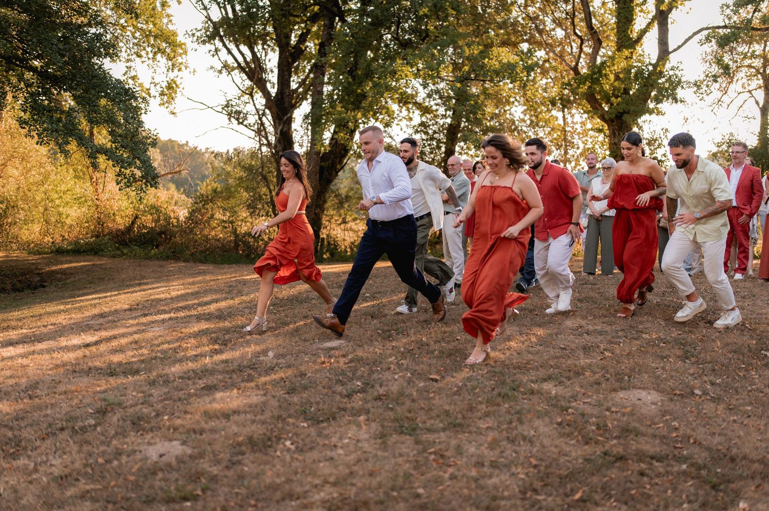 Photos de groupe pendant un mariage au Domaine de Manon près d’Albi