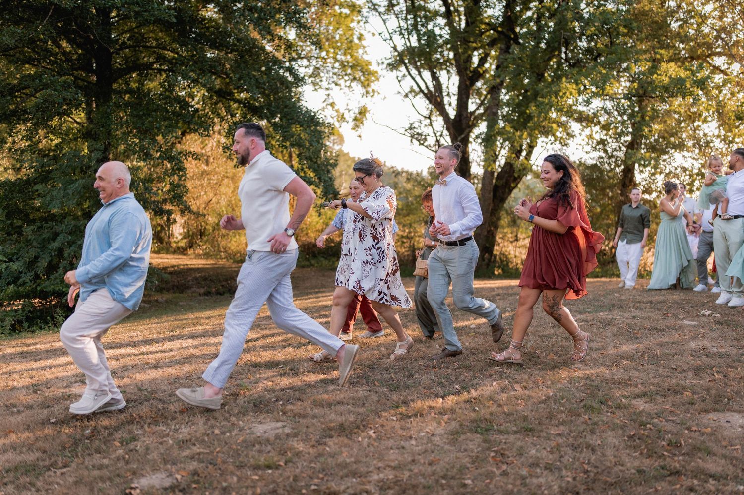 Photos de groupe pendant un mariage au Domaine de Manon près d’Albi