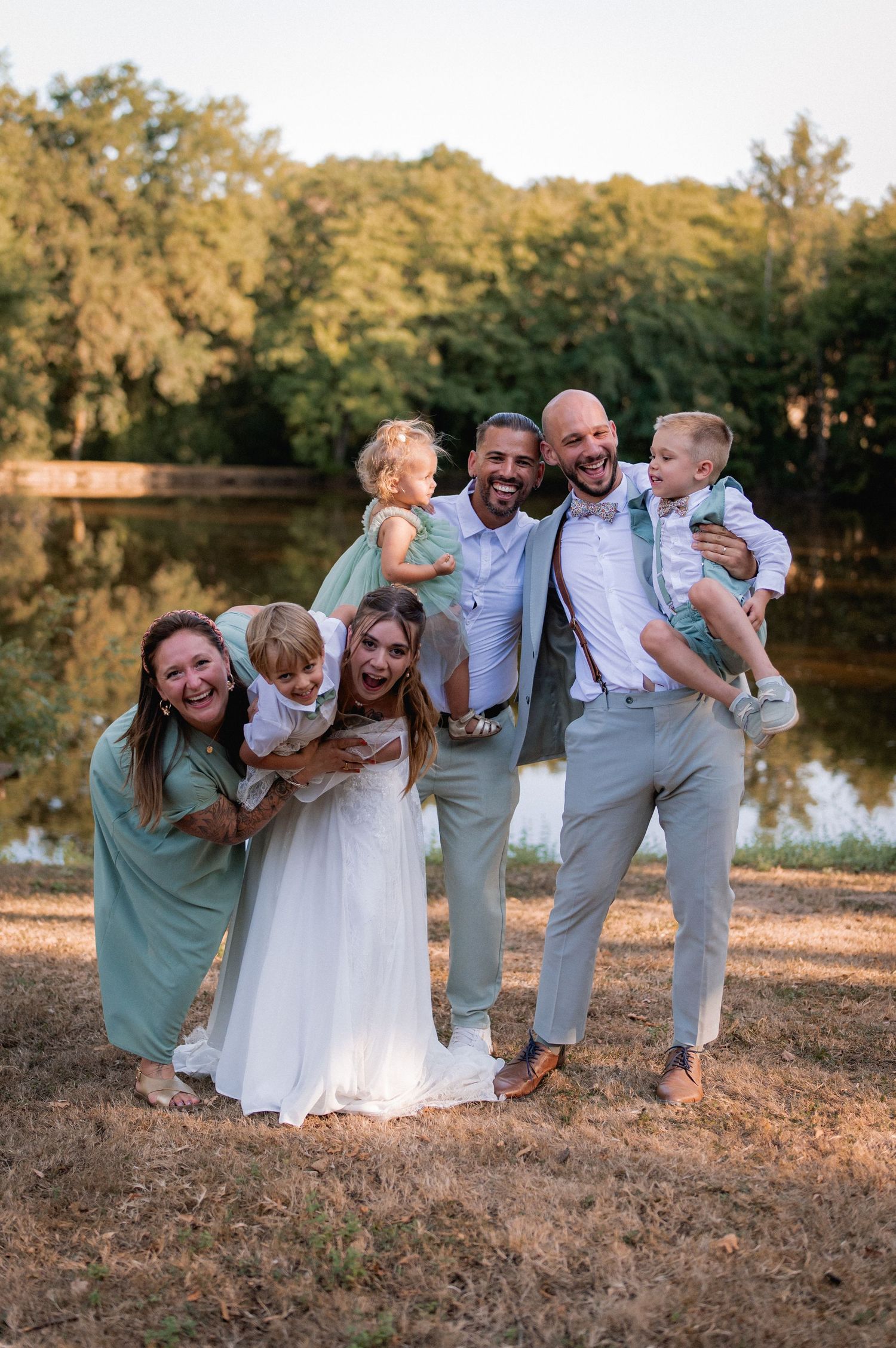 Photos de groupe pendant un mariage au Domaine de Manon près d’Albi