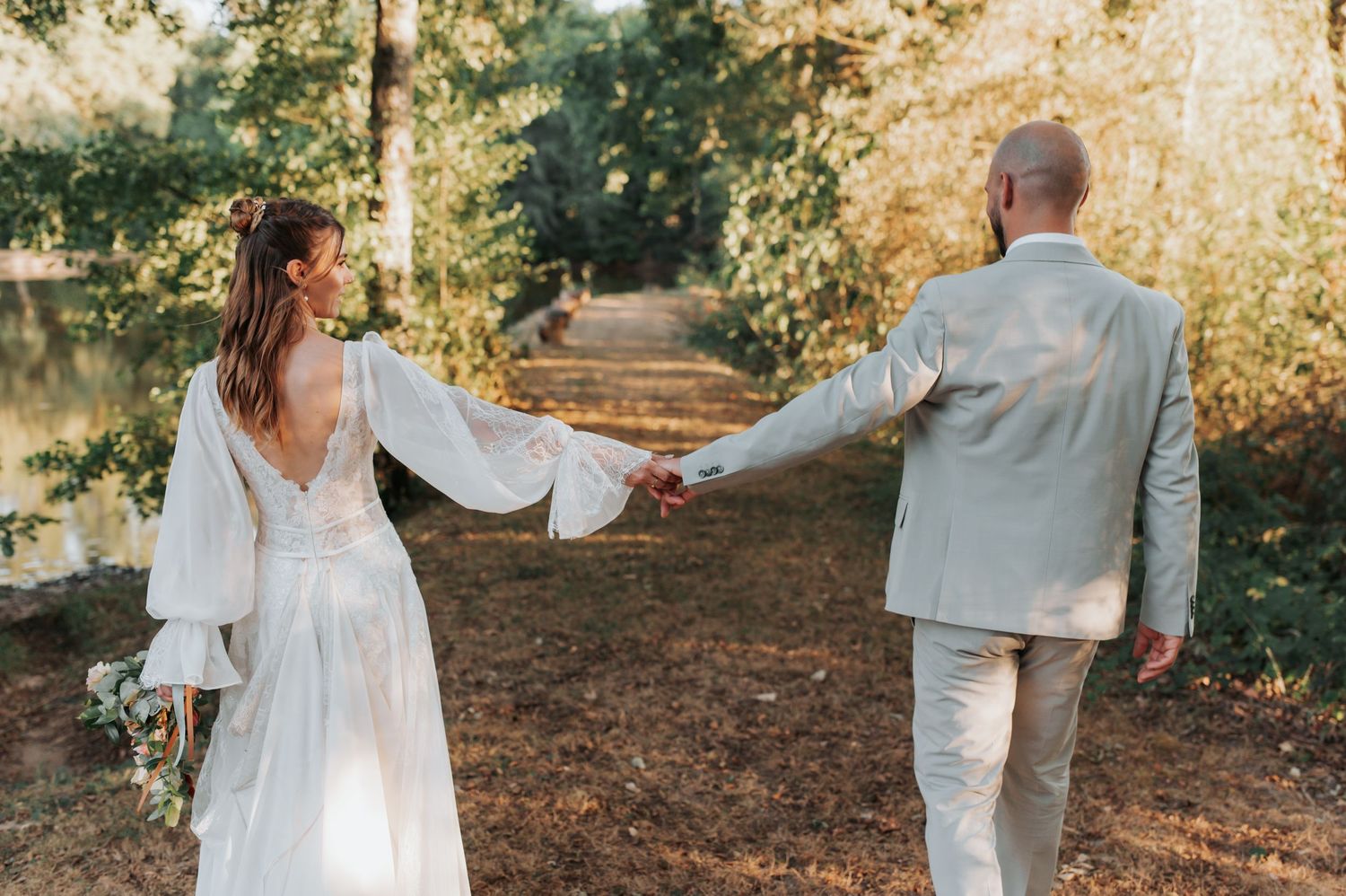 Amandine et Nicolas pendant leurs photos de couple au Domaine de Manon