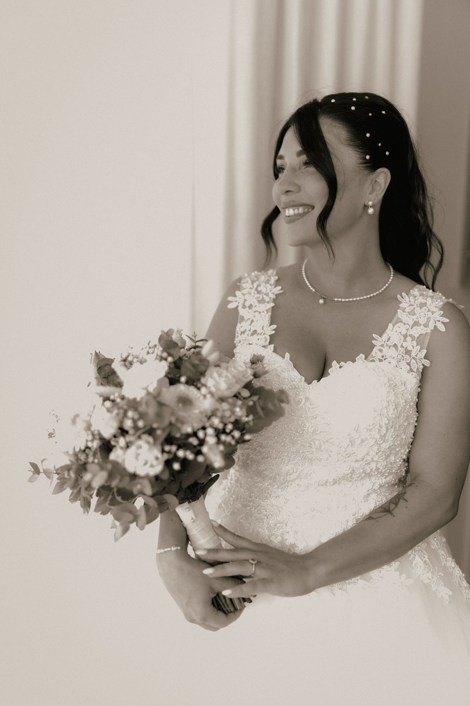 Mariée tenant son bouquet lors d’un reportage photo de mariage à Toulouse