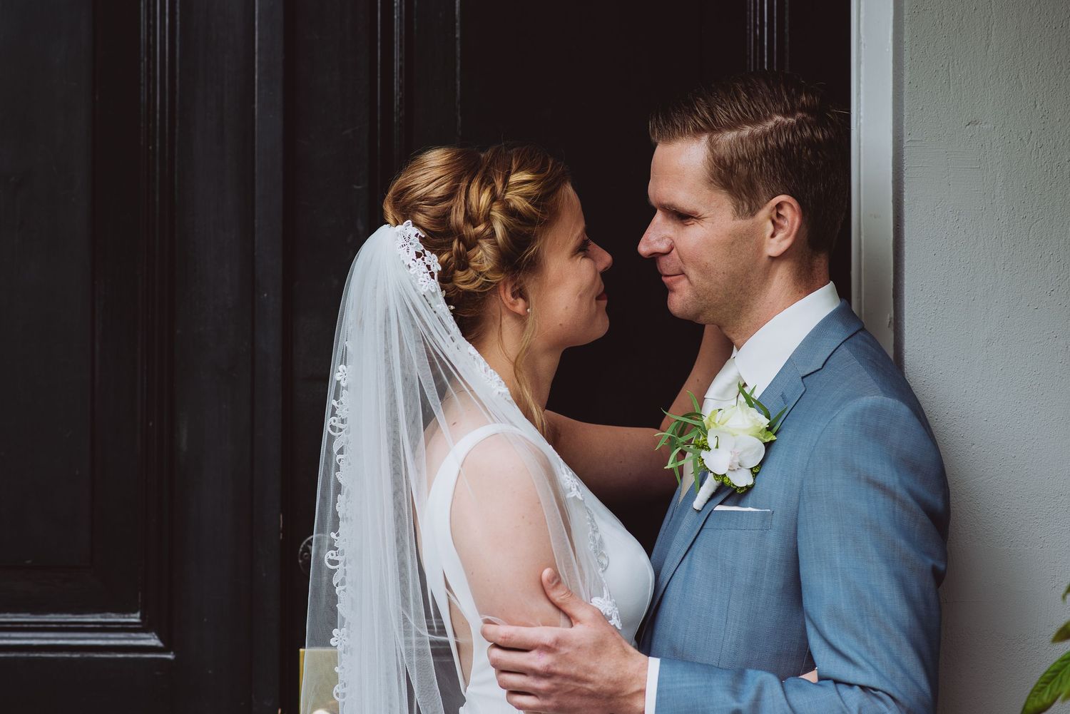 Bride and groom share an intimate almost-kiss moment gefotografeerd door documentaire trouwfotograaf Kim van den Broek