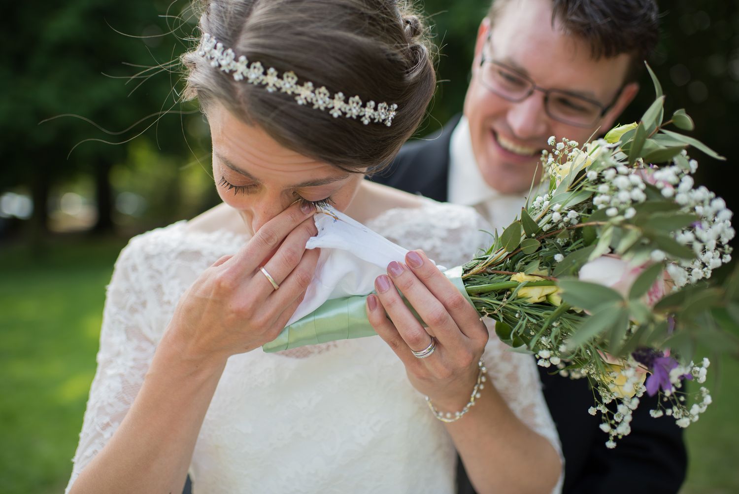 Emotional bride wiping tears holding bouquet gefotografeerd door documentaire trouwfotograaf Kim van den Broek