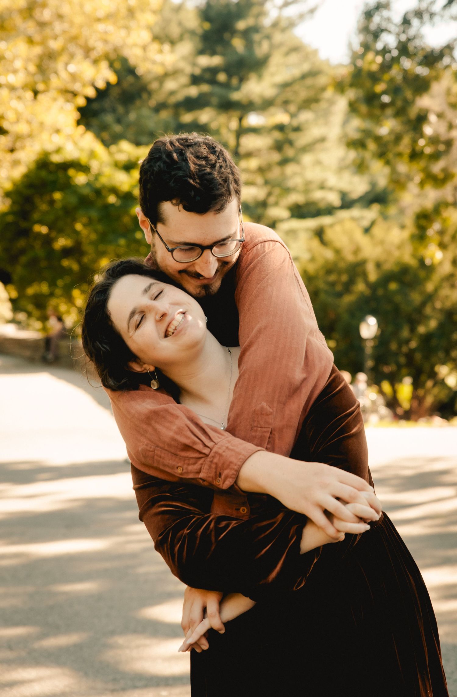 A couple hugging in Fort Tryon Park in New York during an engagement photo session