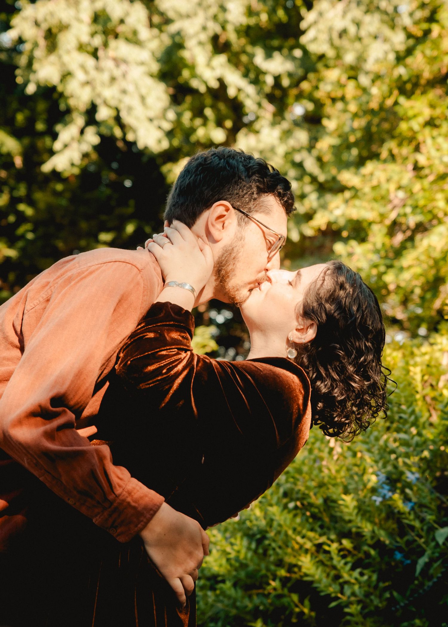 A romantic kiss in Fort Tryon Park in New York City
