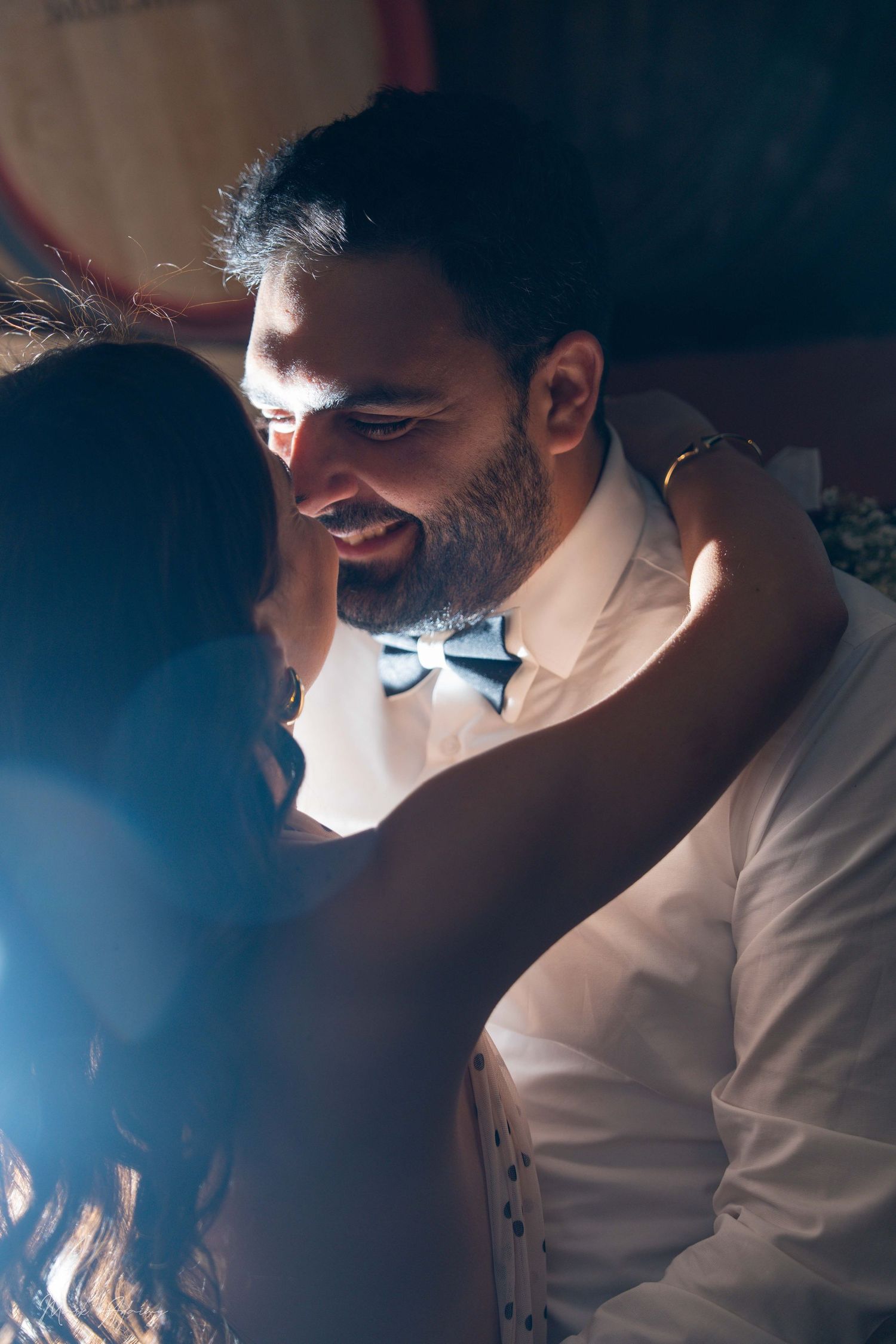 Romantic Lebanese couple kiss captured in pre‑wedding photoshoot at Riachi Winery and Distillery