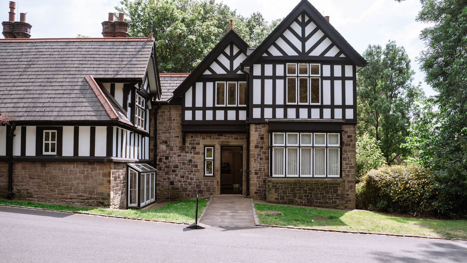 Establishing shot of the registry building of the lodge mesnes park from a wedding