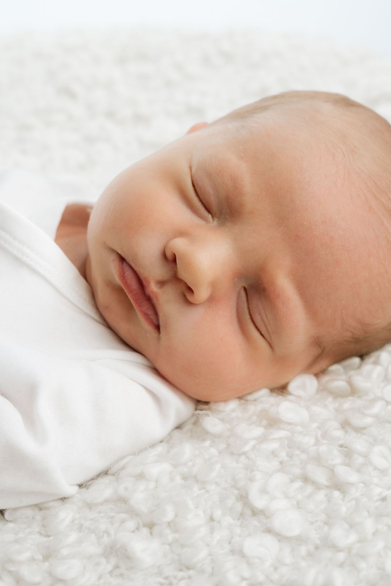 Newborn-kuvaus studiossa Oulussa – yksityiskohdat kuvauksessa