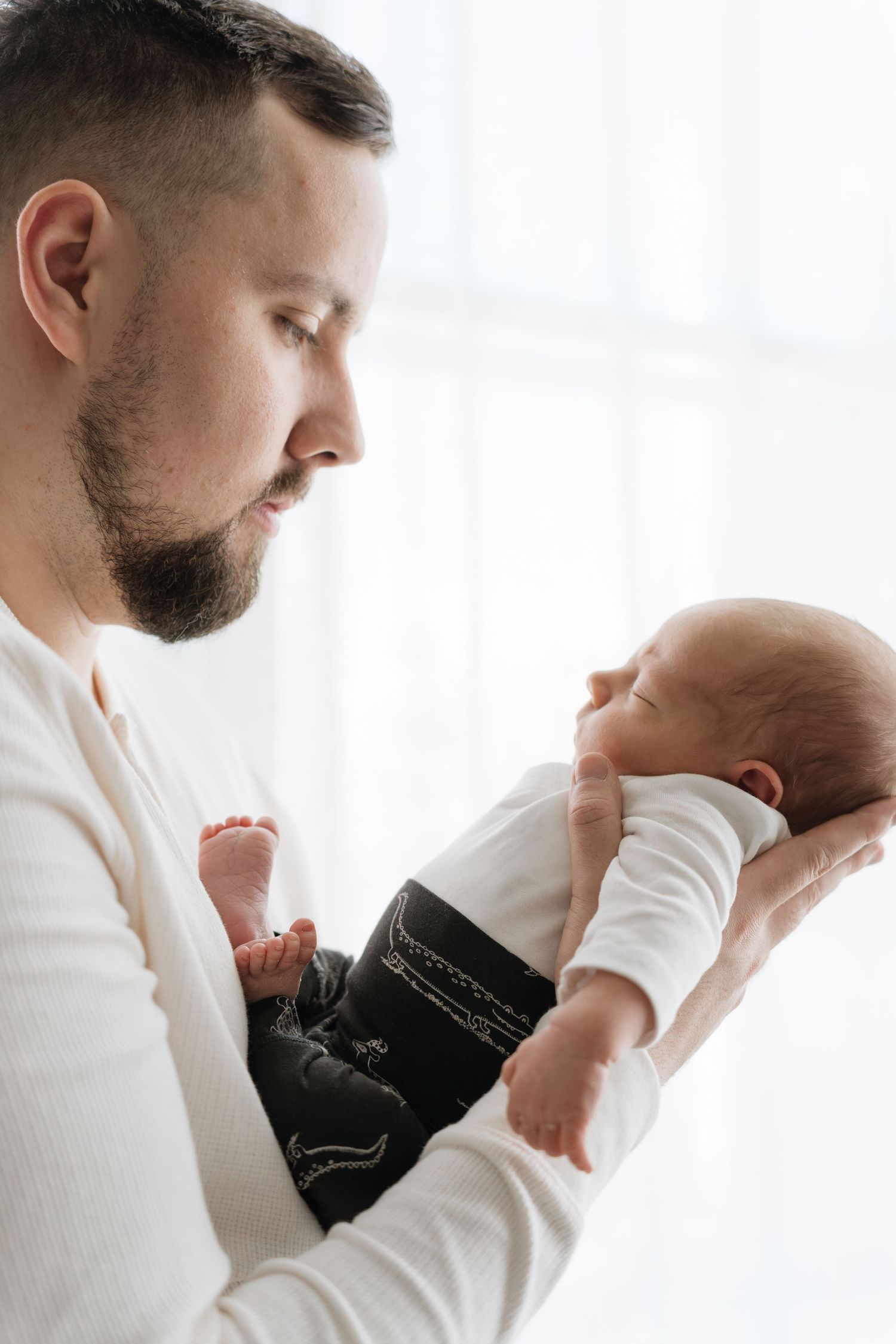 Newborn-kuvaus studiossa Oulussa – luonnonvalo perhekuvaus
