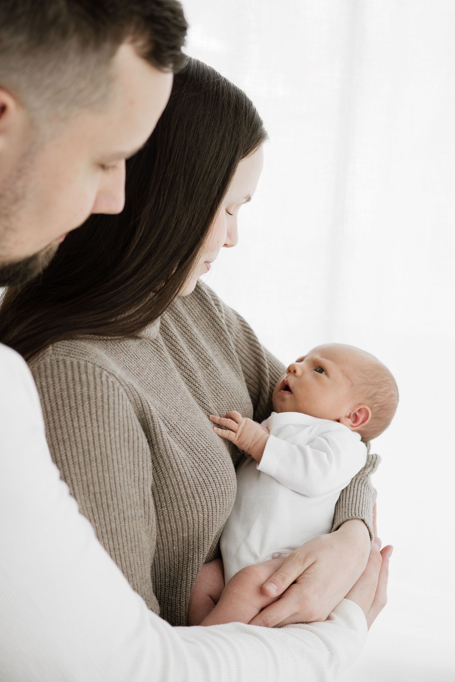 Newborn-kuvaus studiossa Oulussa – luonnonvalo perhekuvaus