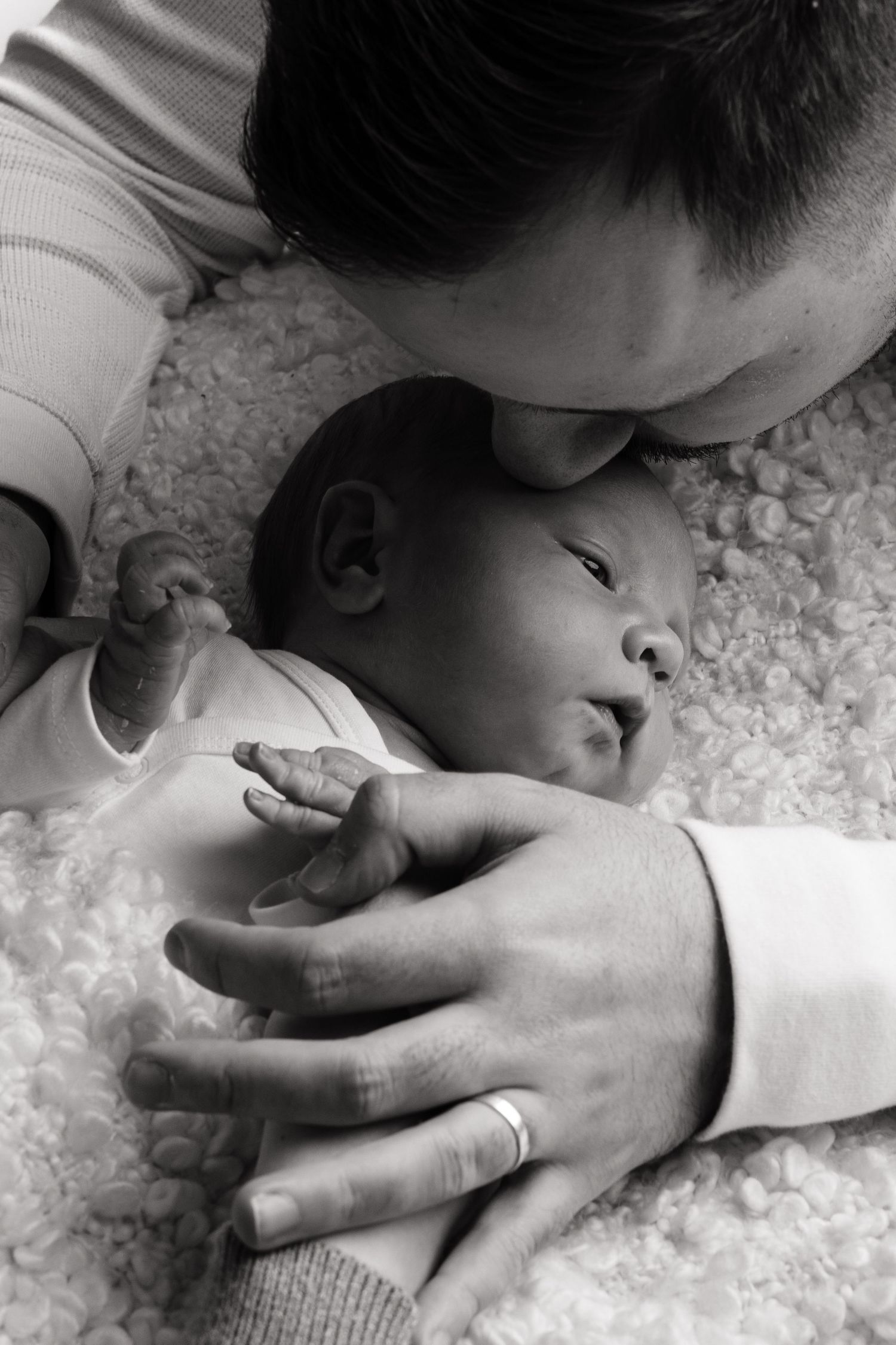 Newborn-kuvaus studiossa Oulussa – luonnonvalo perhekuvaus