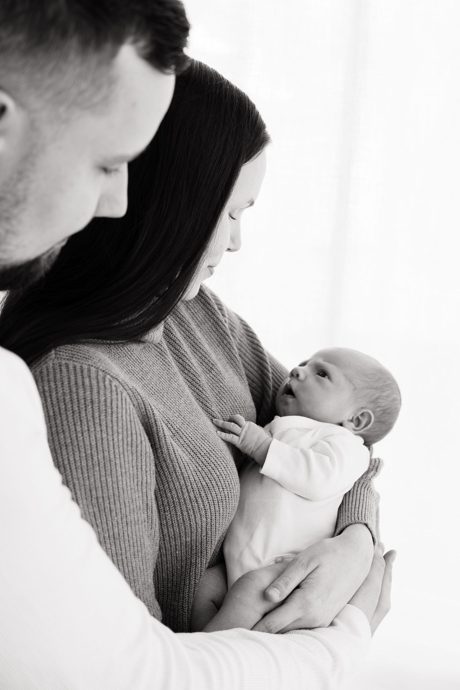 Newborn-kuvaus studiossa Oulussa – luonnonvalo perhekuvaus
