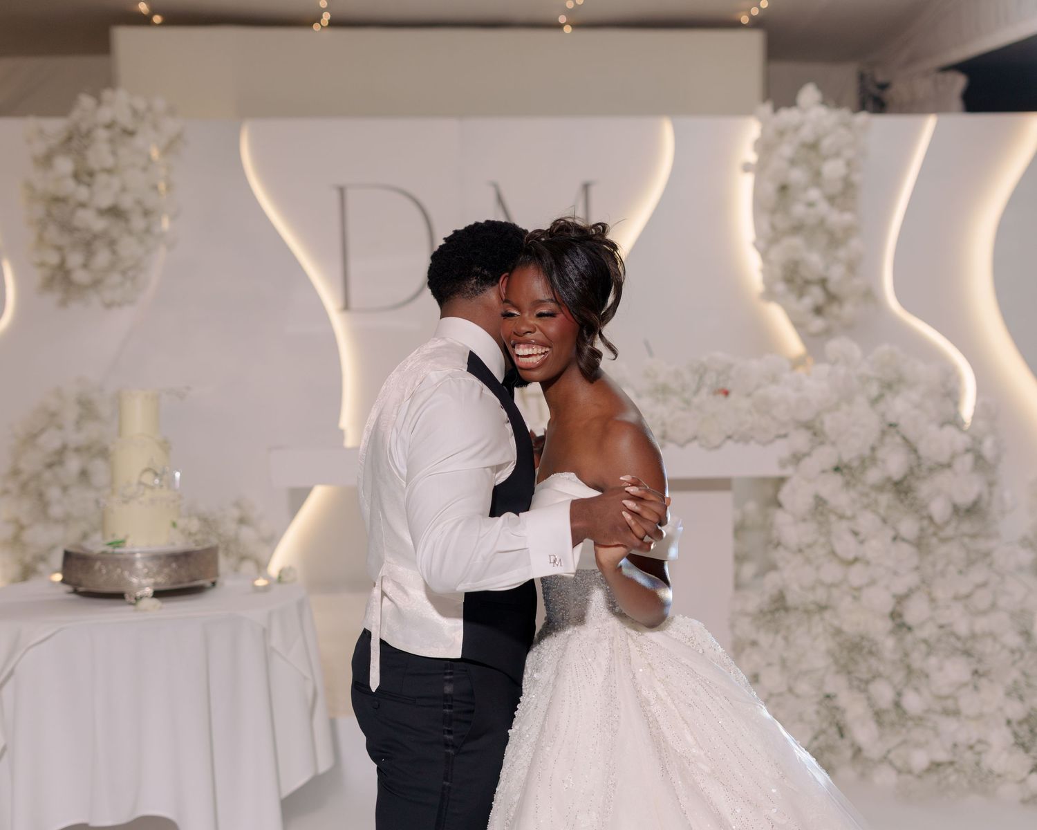 bride and grrom first dance