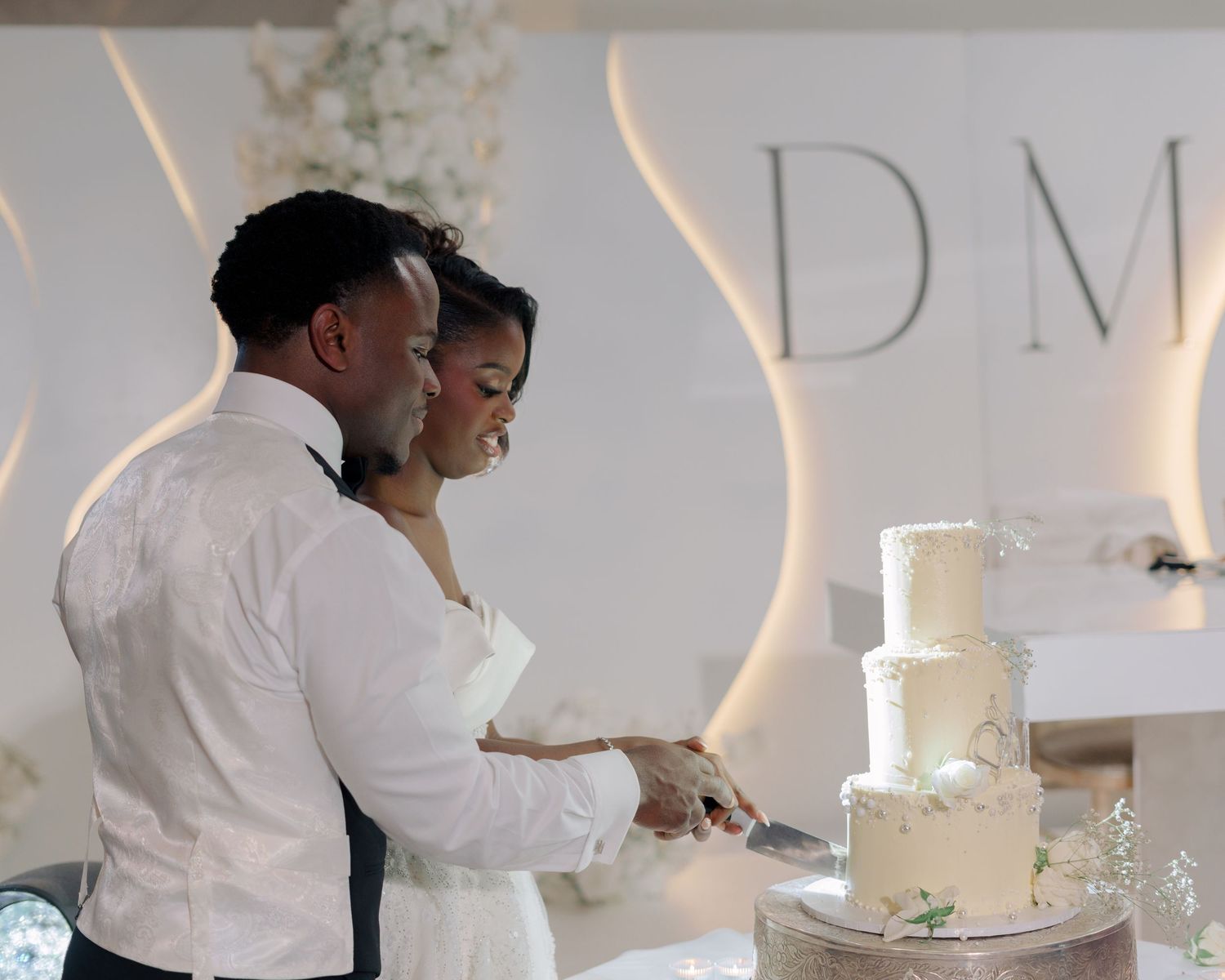 bride and grrom cutting cake on wedding day