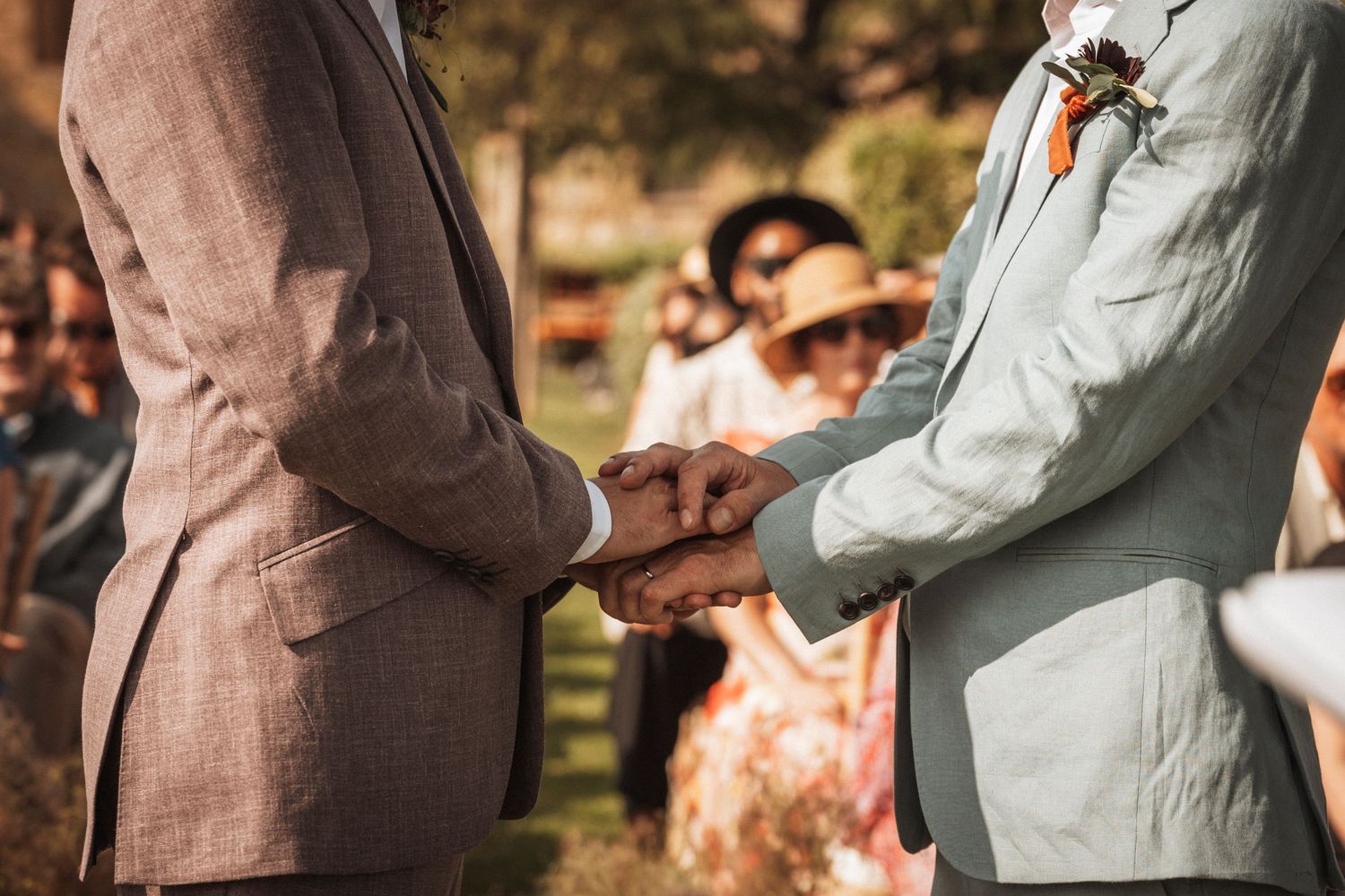 Candid moments between guests during an outdoor wedding celebration.