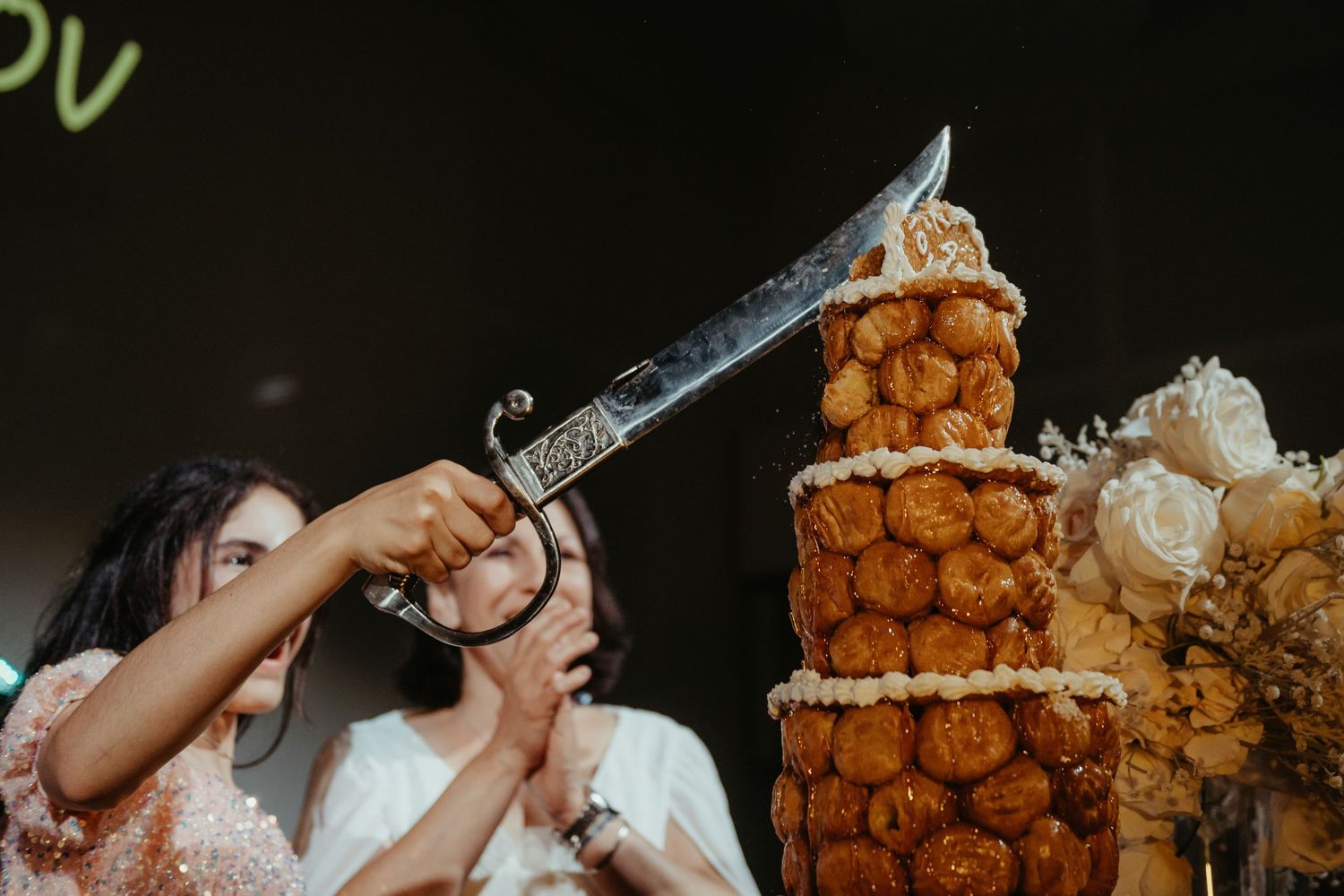 Détail de découpe d'une pièce montée, en soirée d'anniversaire, reportage à Toulouse