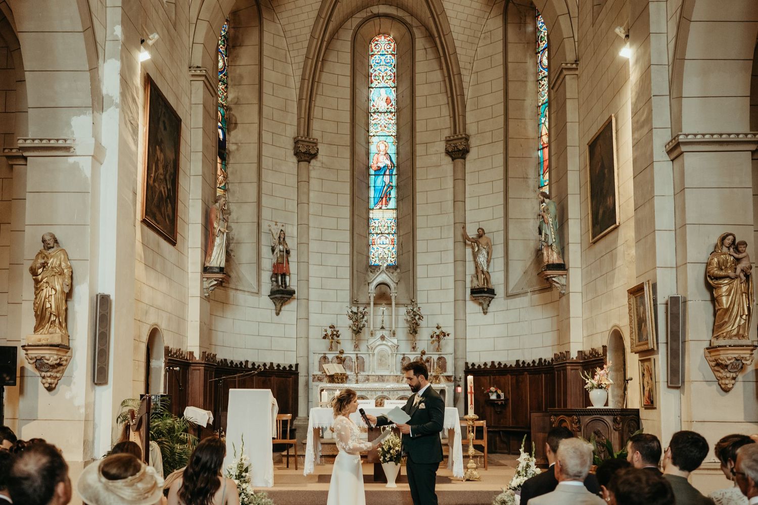 Mariés pendant leur échanges de voeux dans une église à Damiatte, dans le Tarn