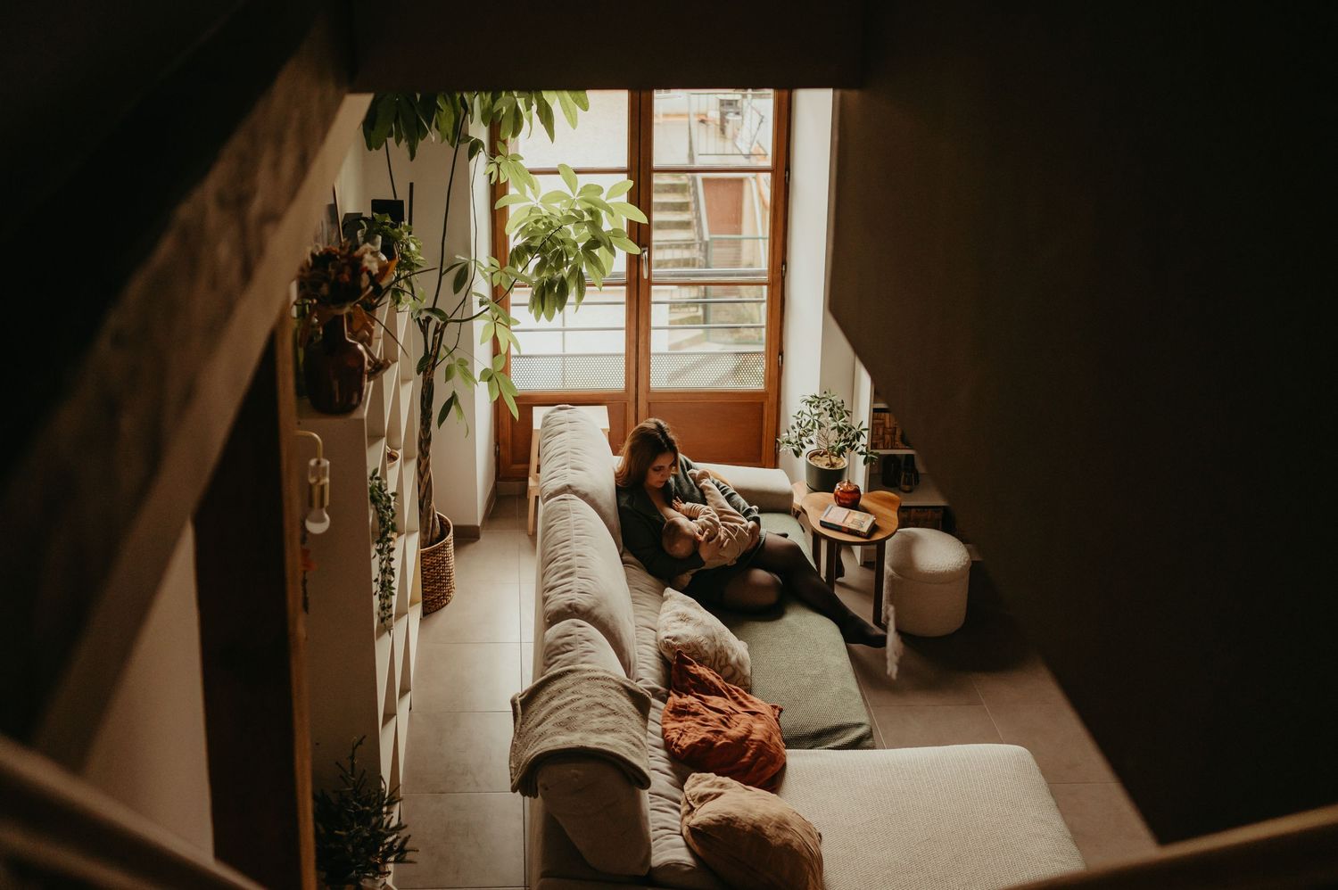 Une séance nouveau-né, dans un intérieur chaleureux, pendant que maman allaite son bébé à Gaillac