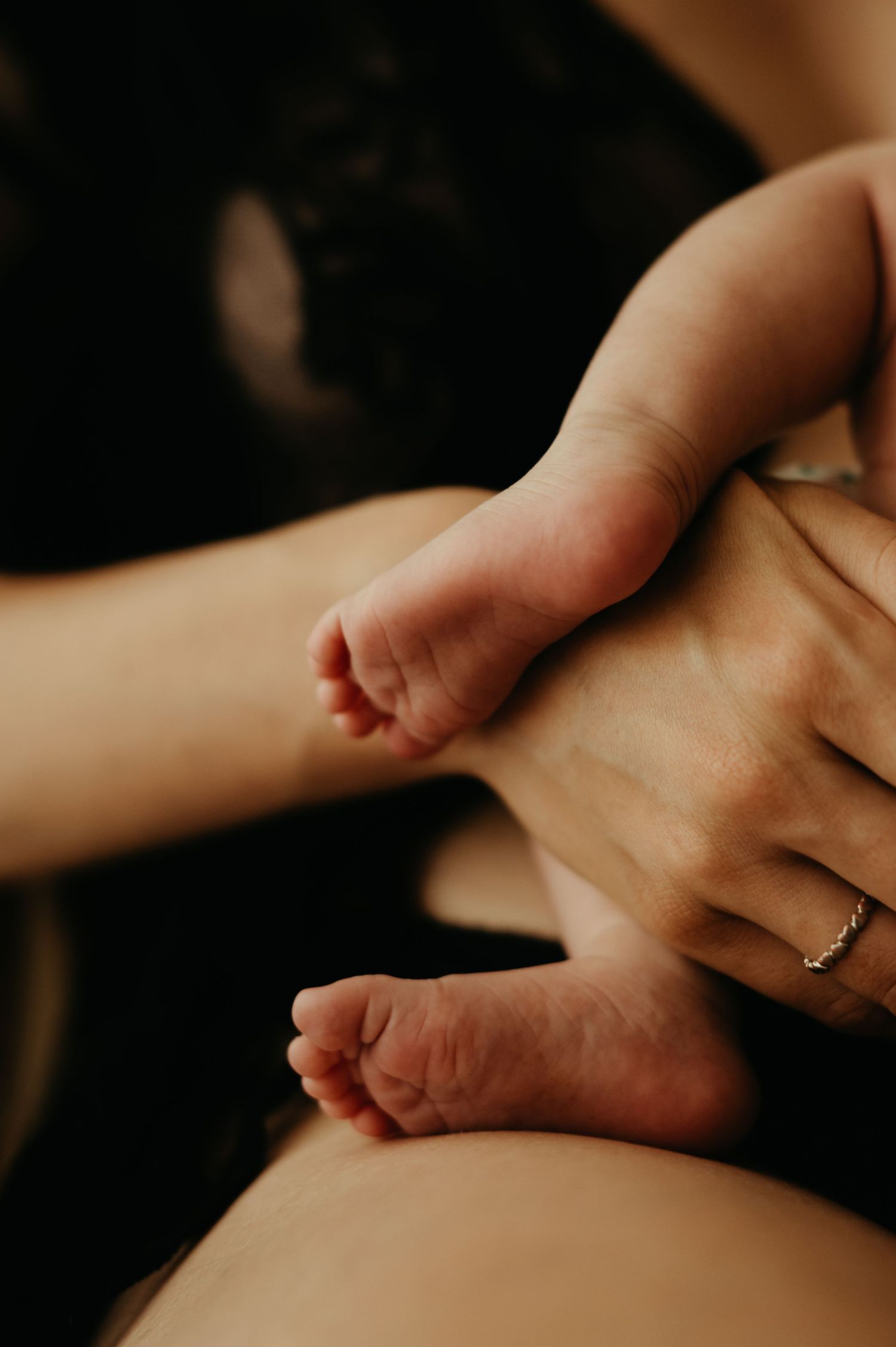 Détail de pieds de bébé, pendant une séance photo lifestyle à domicile à Lisle sur Tarn