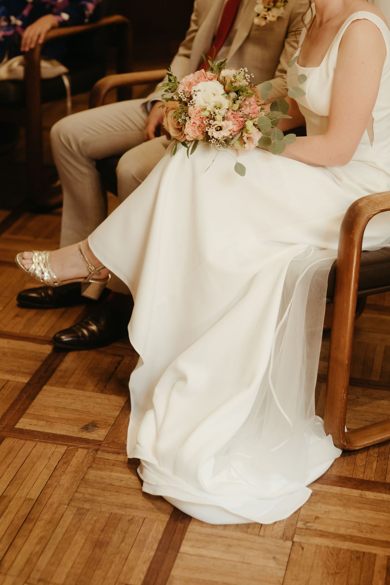 Détail de robe de mariée avec son bouquet à la mairie d'Albi