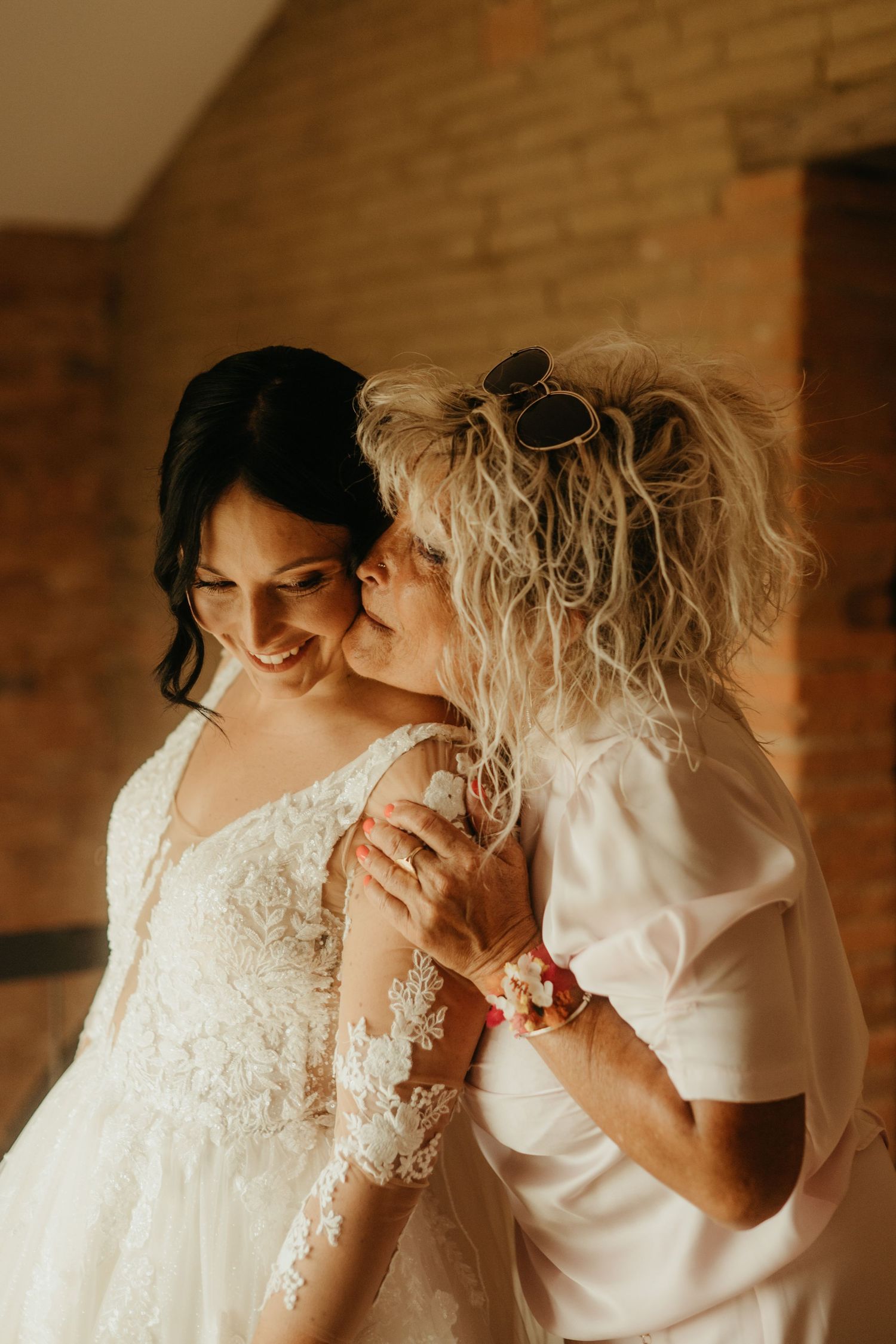Moment intime entre une maman et sa fille, pendant les préparatifs du mariage dans le Tarn et Garonne