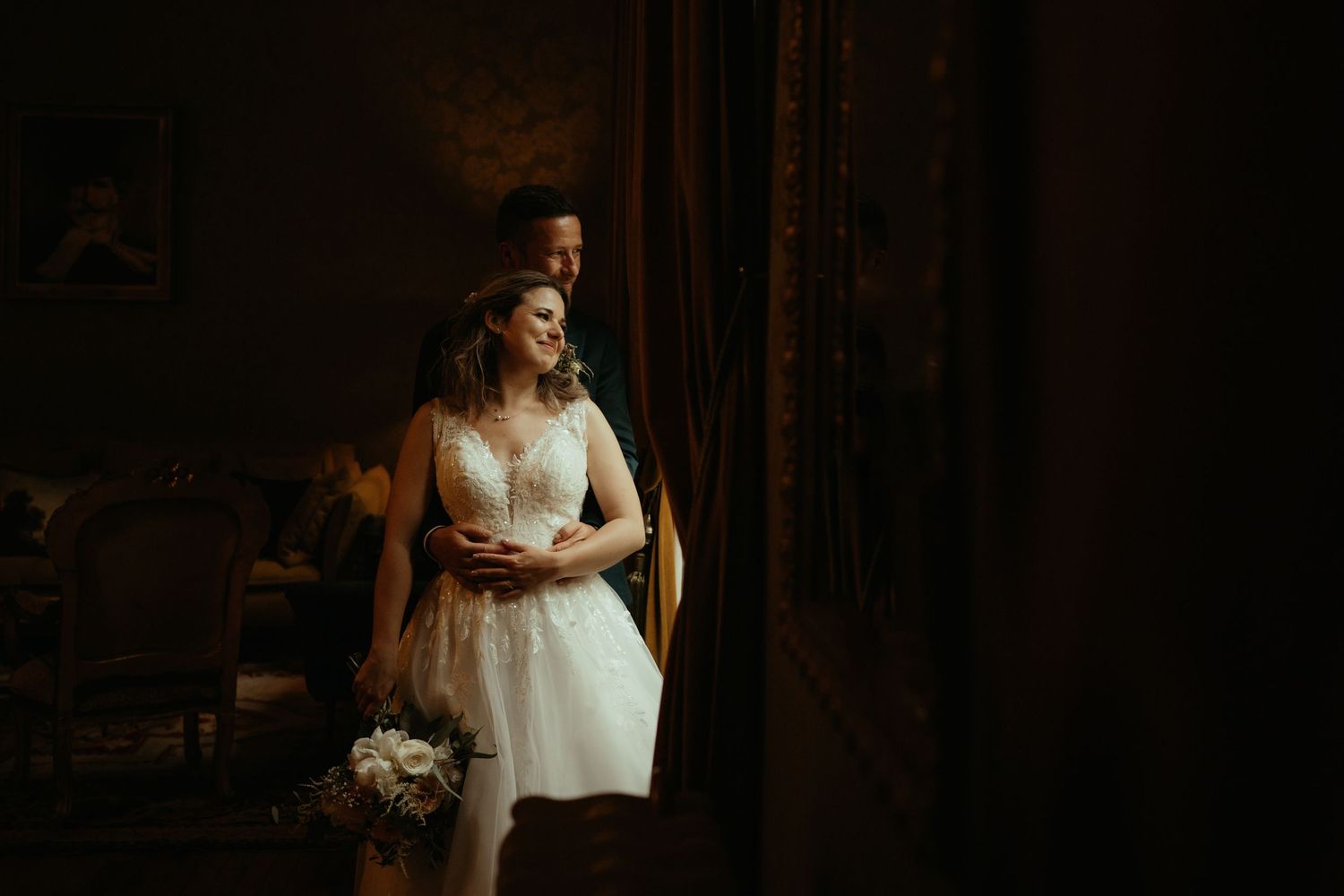 Couple de mariés, profitant d'un moment tous les deux,  dans un salon au Manoir du Thouron à Saint Sulpice